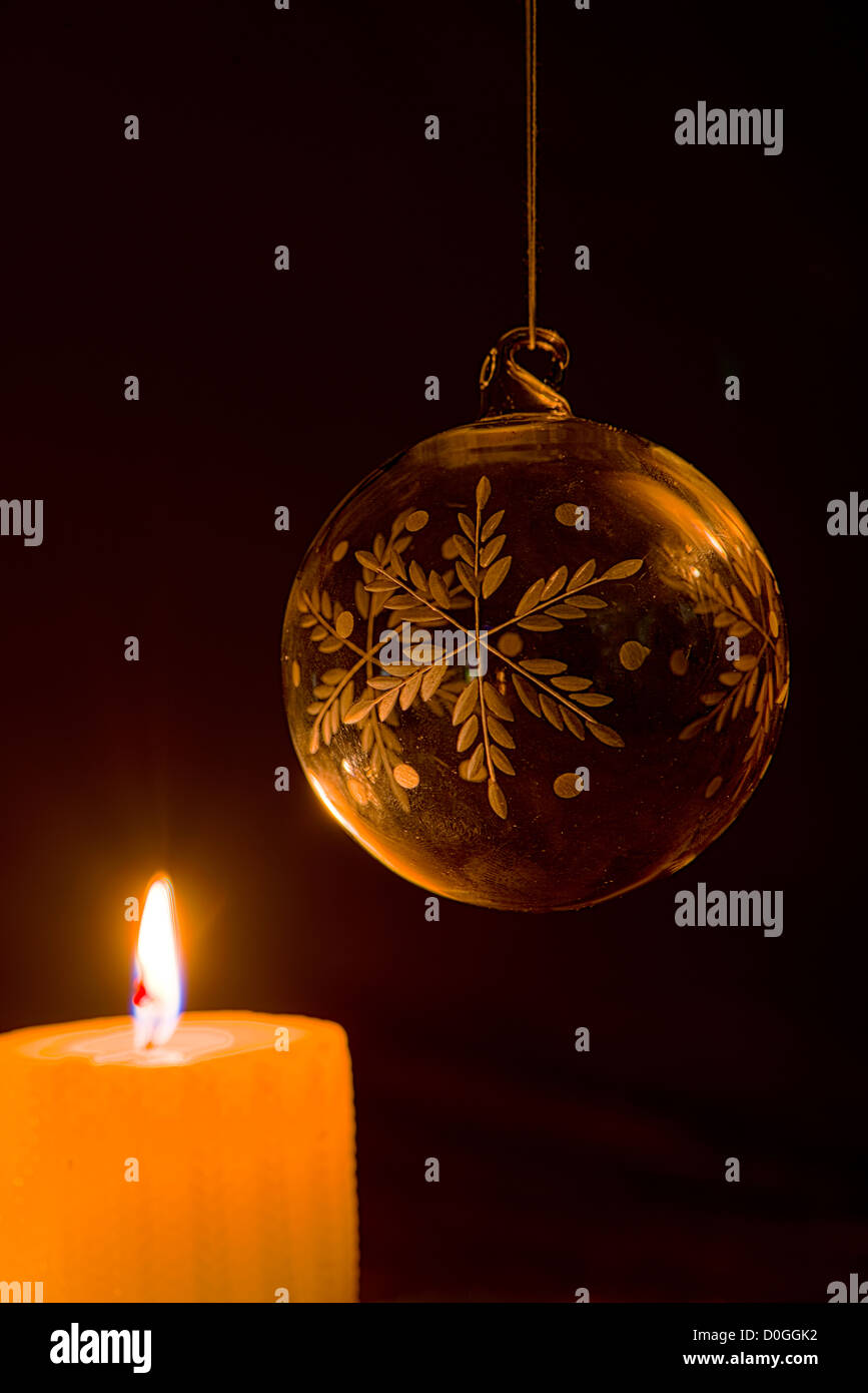 Pallina di natale a lume di candela. Romantica decorazione di Natale. Foto Stock