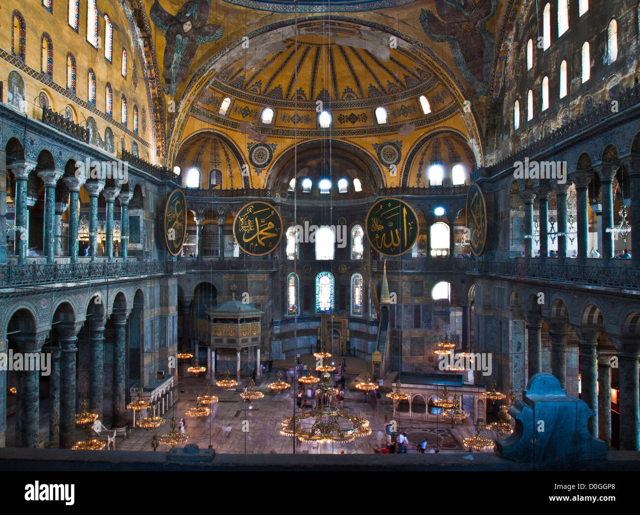 La spettacolare interno di Hagia Sophia (Ayasofya) ad Istanbul in Turchia. Foto Stock