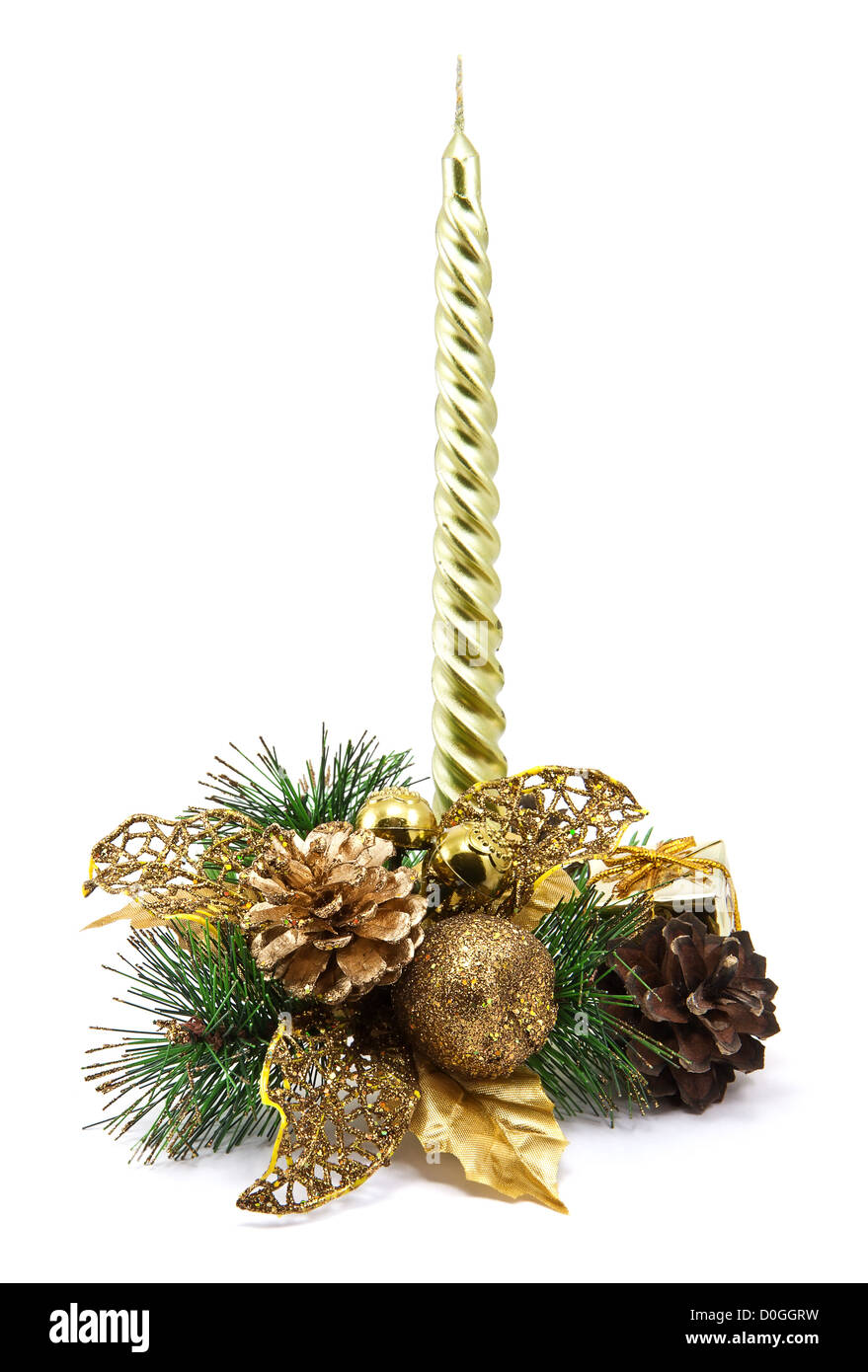 Decorazione di natale con candela dorata, pigne, rami di abete rosso su sfondo bianco Foto Stock