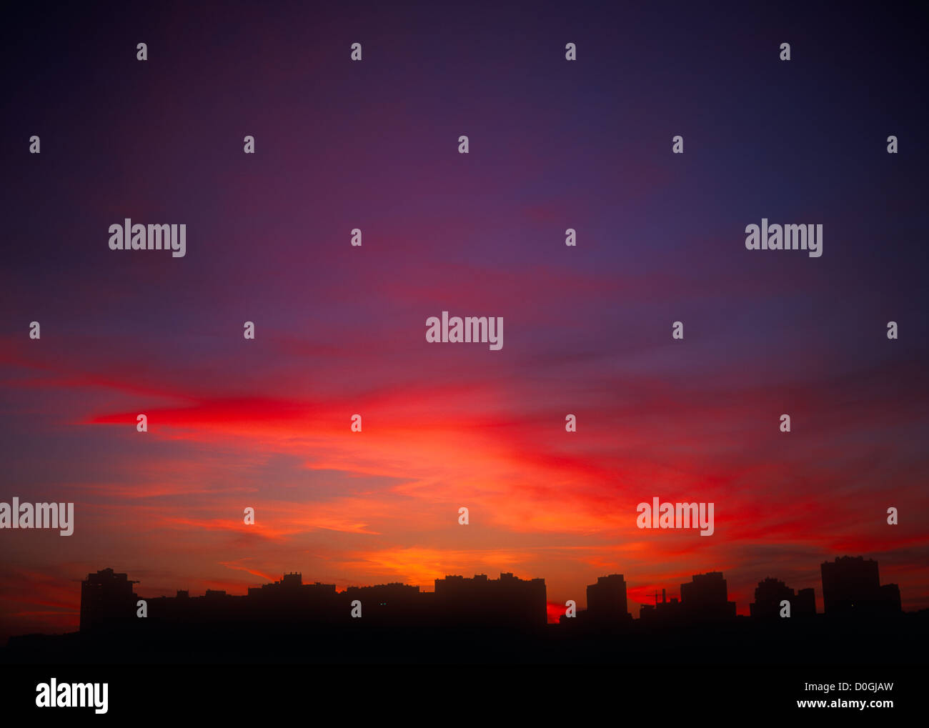 Infausto tramonto di cremisi. Foto Stock