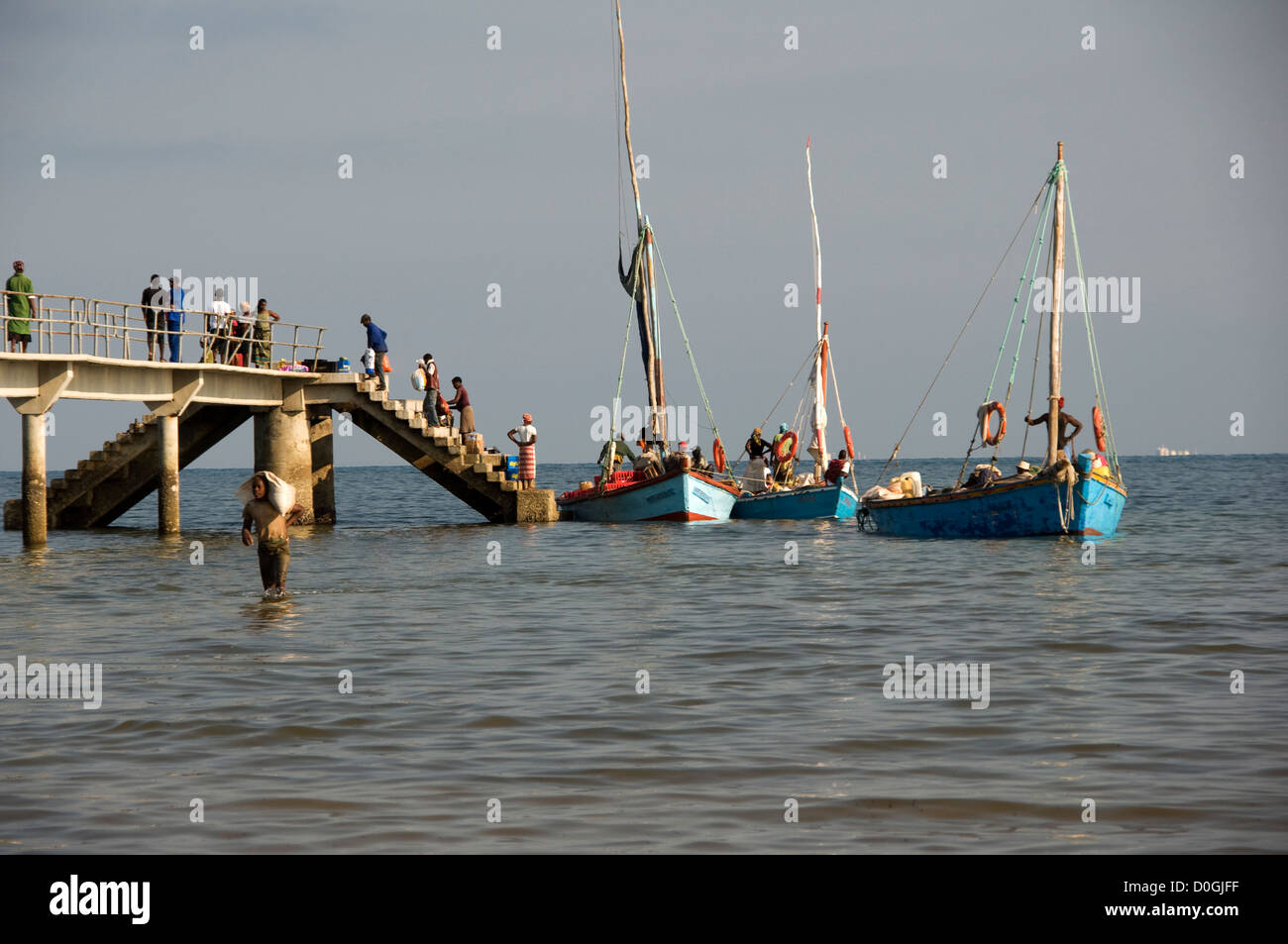 Inhaca molo è brulicante di attività come i commercianti locali vanno a prelevare la merce che è arrivata da Maputo. Foto Stock
