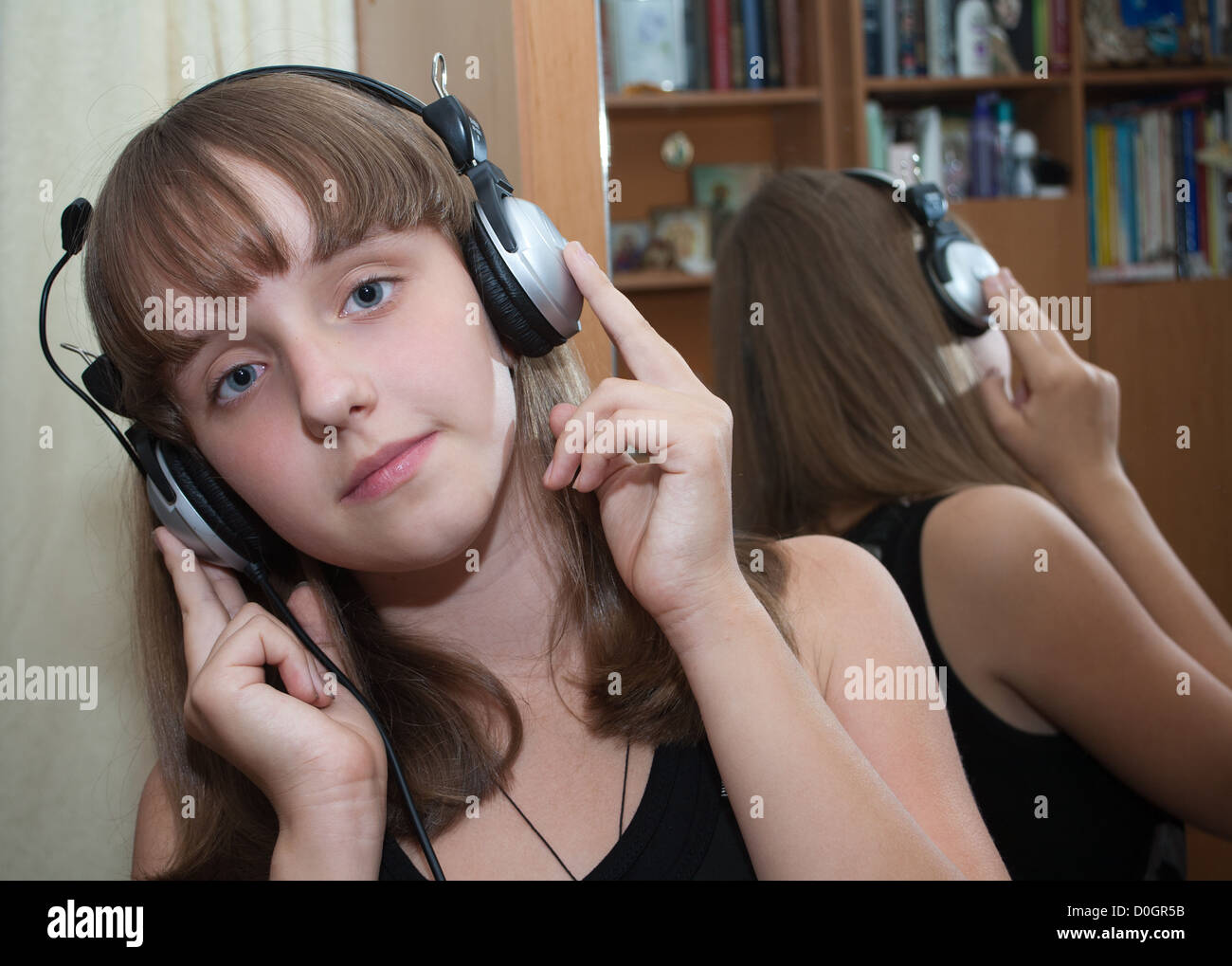 La ragazza con gli auricolari Foto Stock