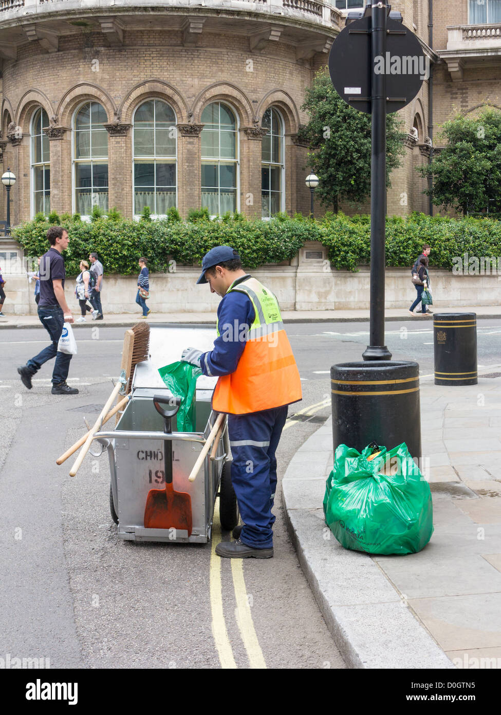Un pulitore di via Londra, Inghilterra Foto Stock