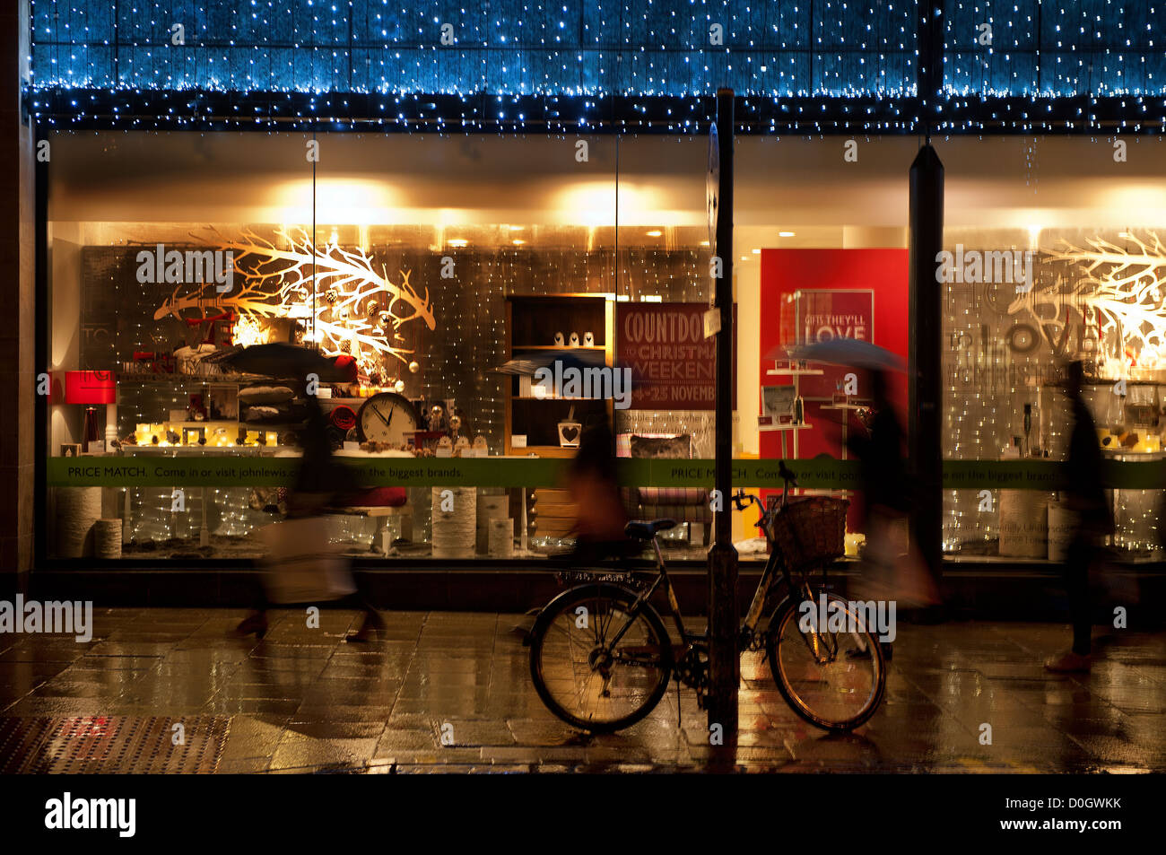 Shopping di Natale a Cambridge, Inghilterra, Regno Unito. 24 novembre 2012 primi acquirenti di Natale John Lewis Department Store Foto Stock