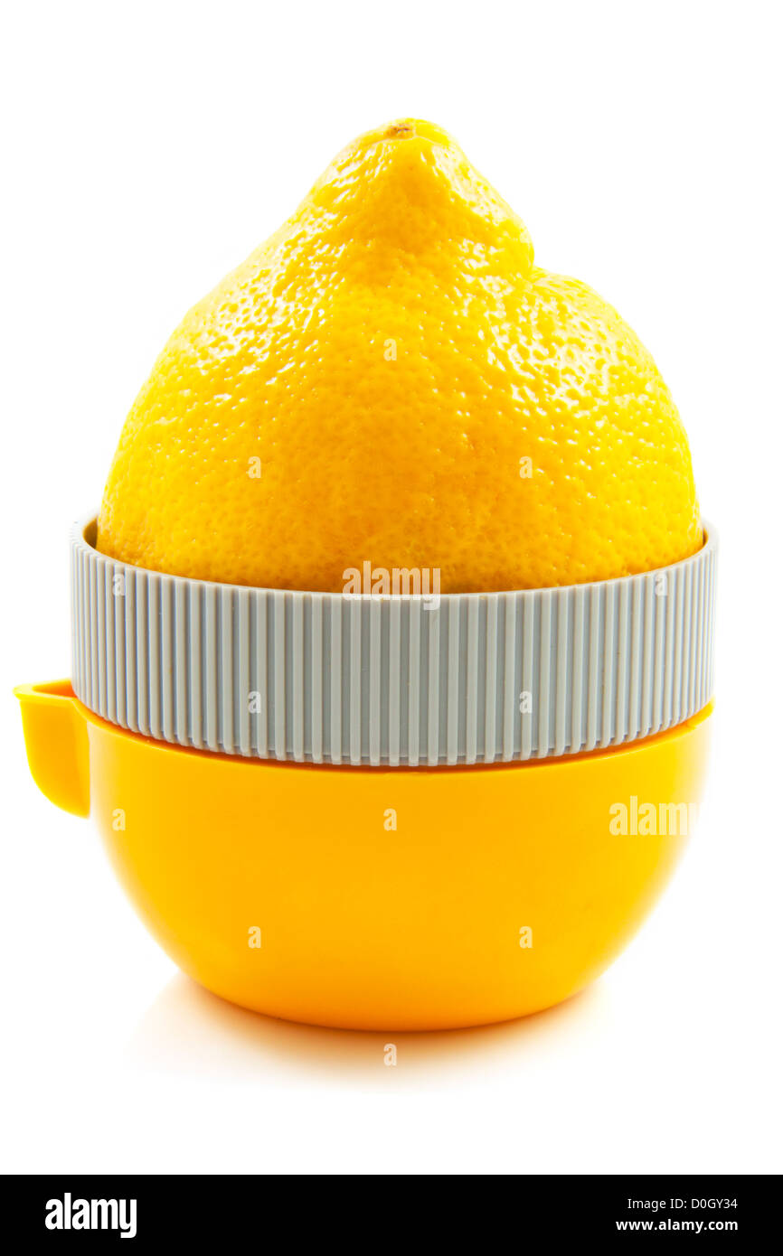 Limone succo sul premere isolato su bianco Foto Stock