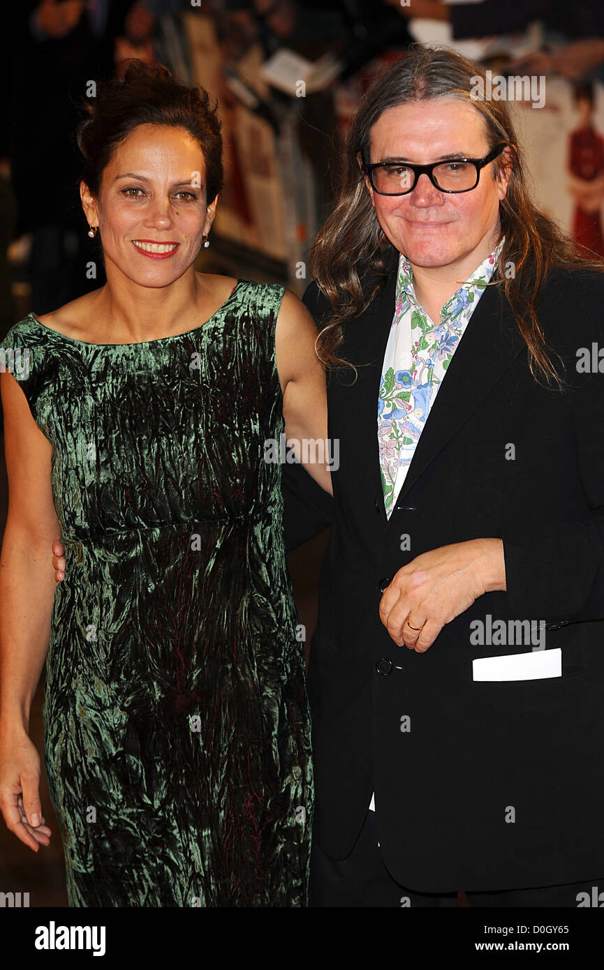 Elizabeth Karlsen; Stephen Woolley realizzato in pellicola DagenhamUK Premiere detenute all'Odeon Leicester Square. London Inghilterra England Foto Stock