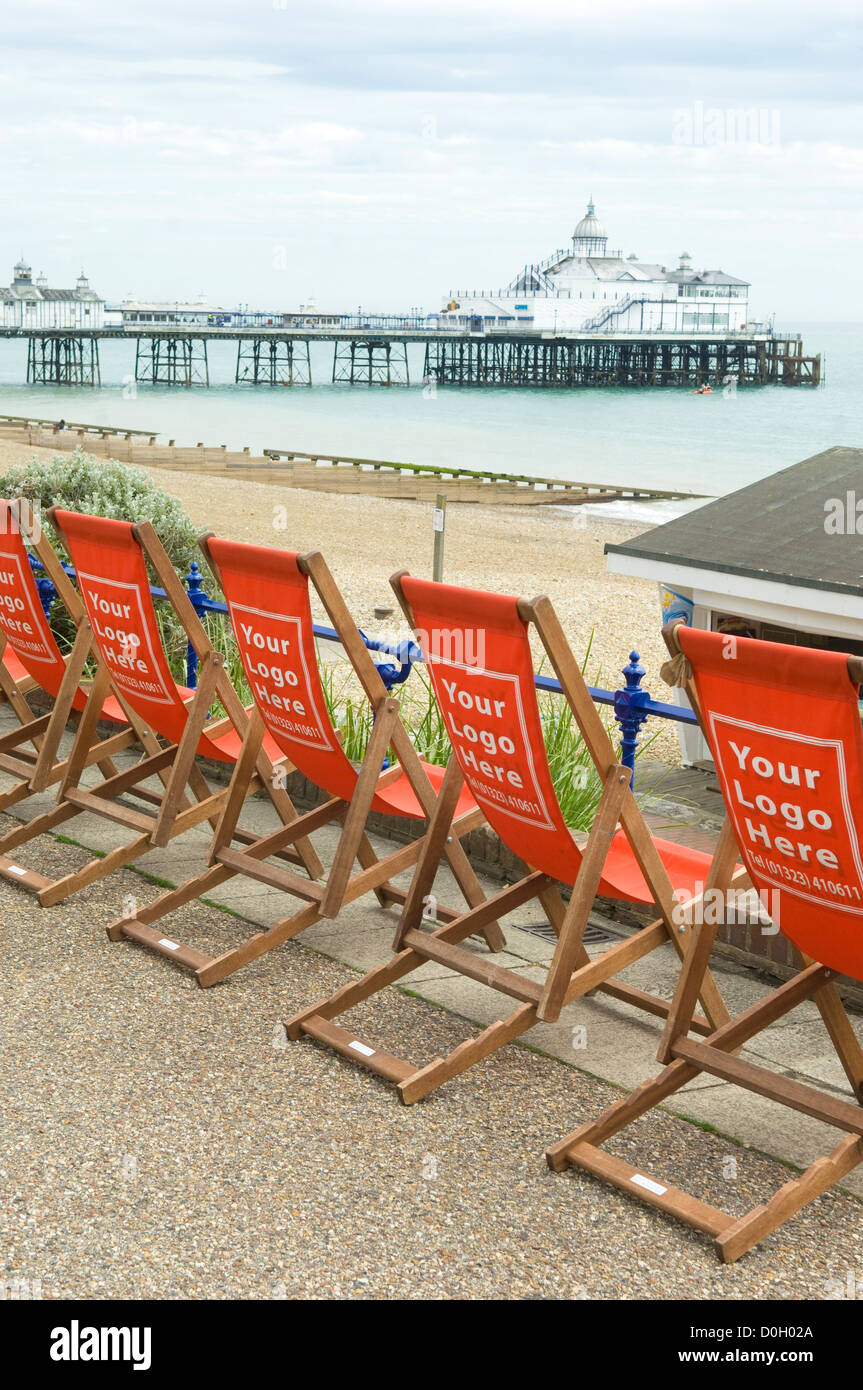 Eastbourne sedie a sdraio utilizzati per vendere spazi pubblicitari. Foto Stock