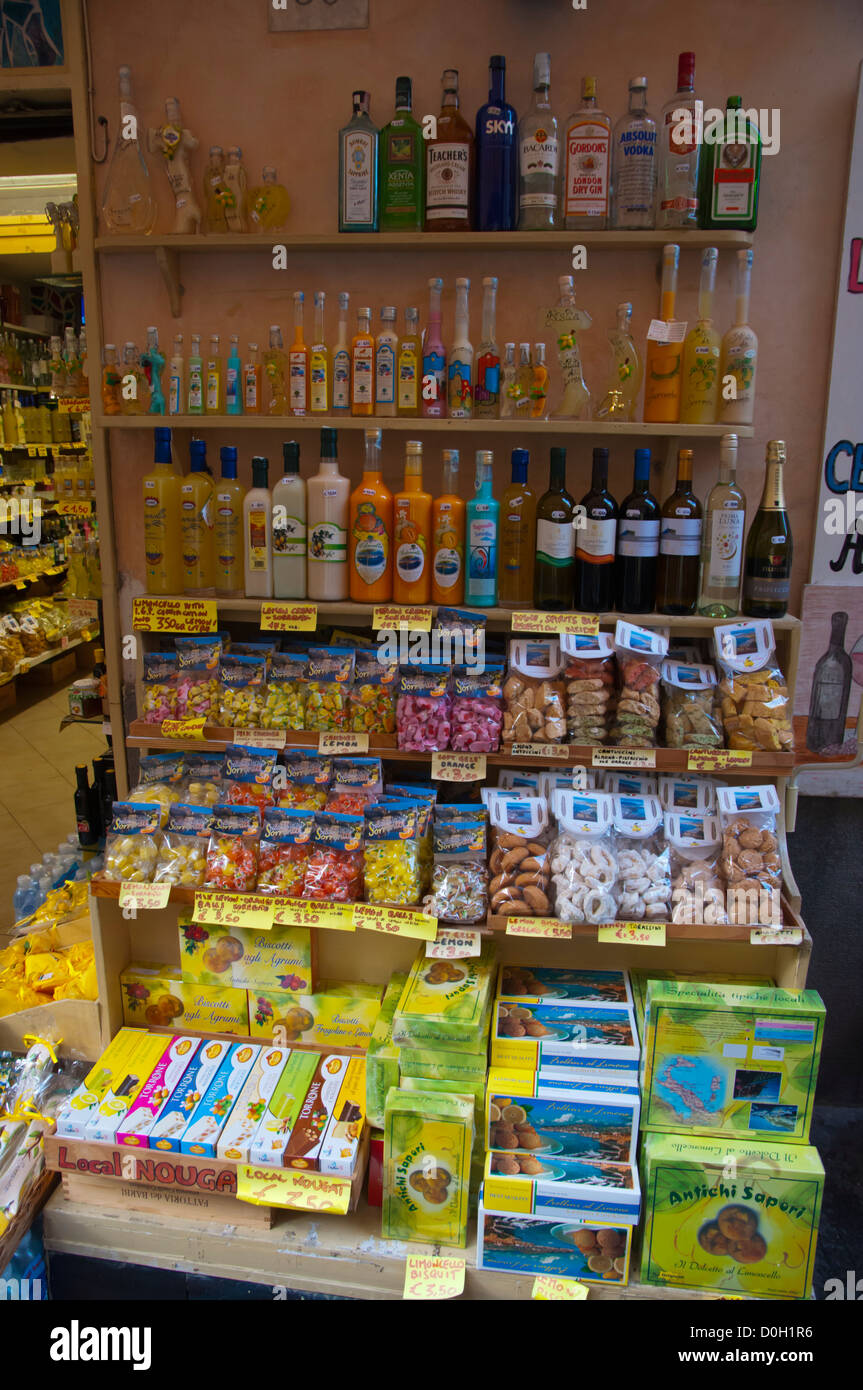 Negozio di vendita di alimenti e bevande ai turisti città vecchia Sorrento resort città la regione Campania sud Italia Europa Foto Stock