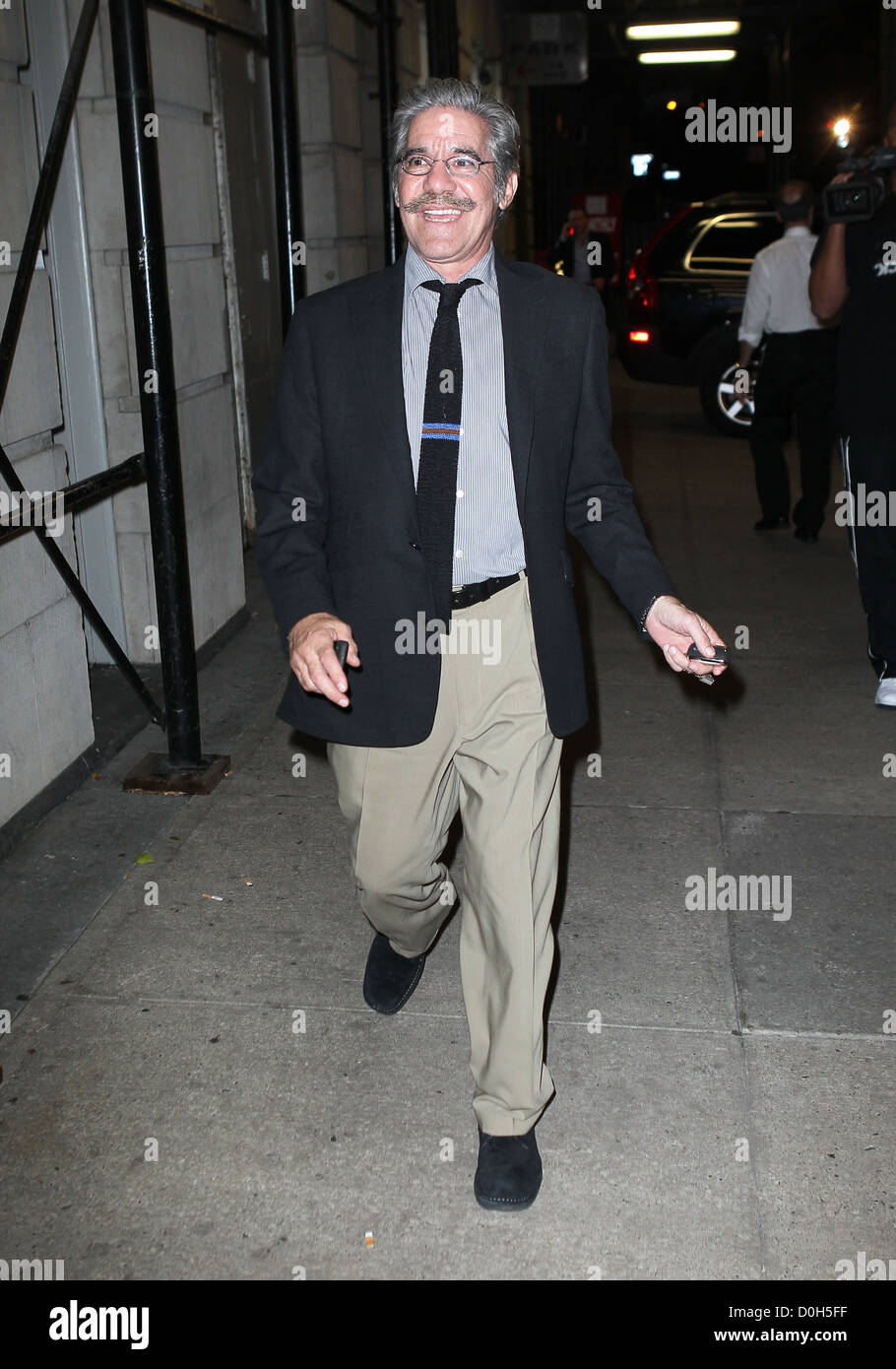 Geraldo Rivera passeggiate nei quartieri alti di Manhattan a New York City, Stati Uniti d'America Foto Stock