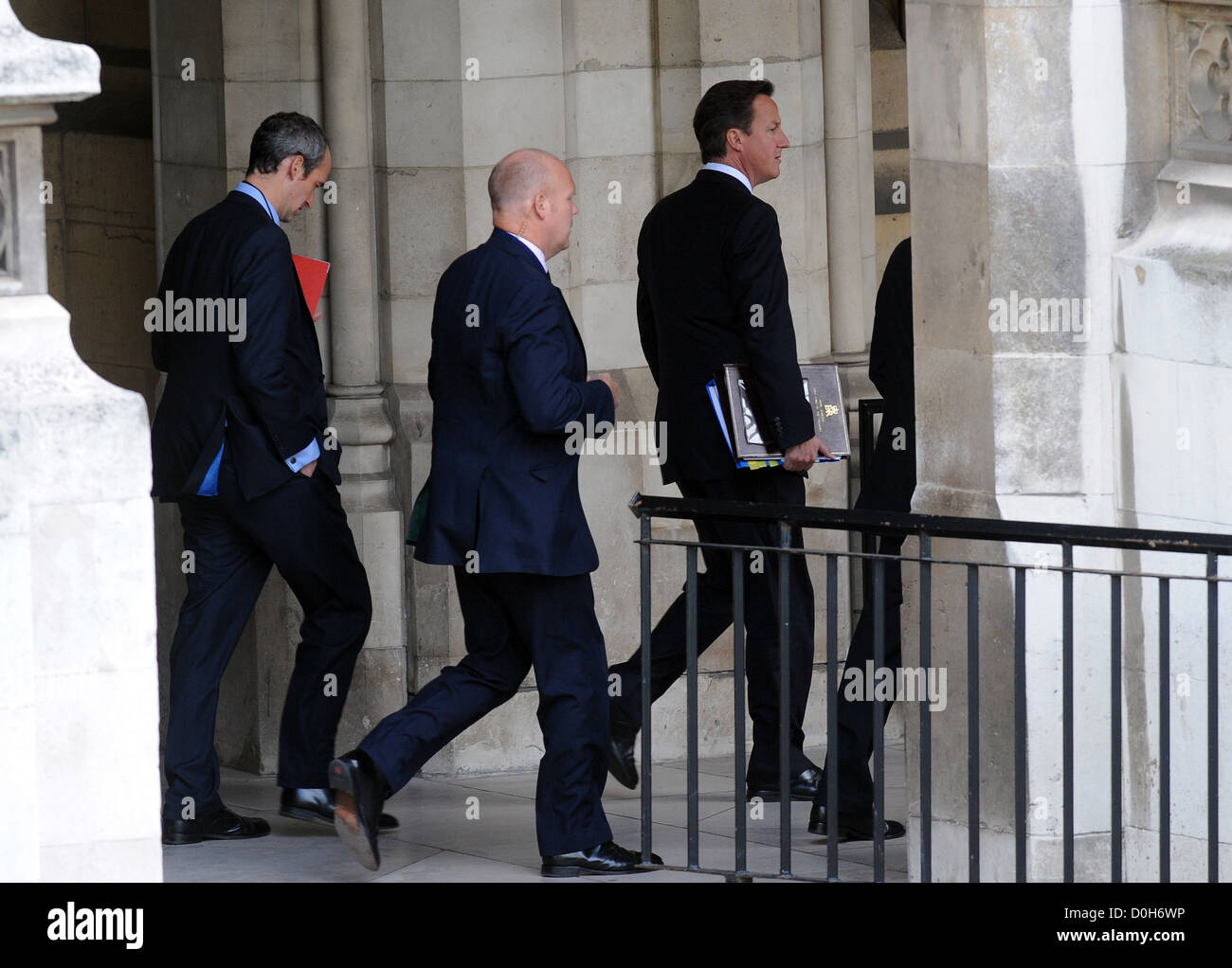 Il Primo Ministro David Cameron arriva presso la sede del Parlamento a frequentare il primo ministro di domande di Londra - Inghilterra - Foto Stock