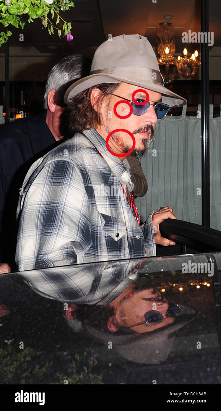 Johnny Depp indossando un cappello Fedora e occhiali da sole foglie a C  London ristorante con tagli e lividi sul suo volto di Londra - Inghilterra  Foto stock - Alamy