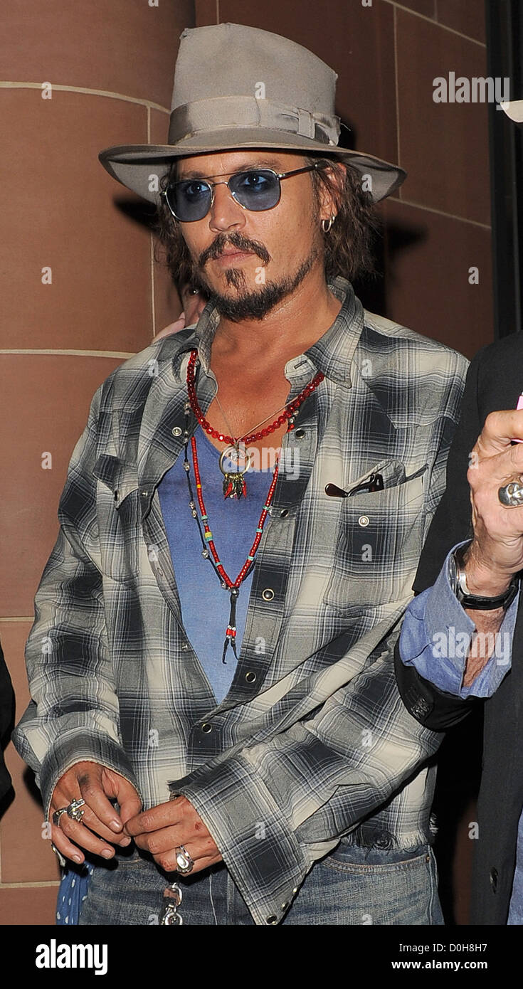 Johnny Depp, indossando un cappello Fedora e occhiali da sole, lasciando  "C" di Londra ristorante. Depp è stato sporting alcuni tagli sulla sua  faccia e una Foto stock - Alamy