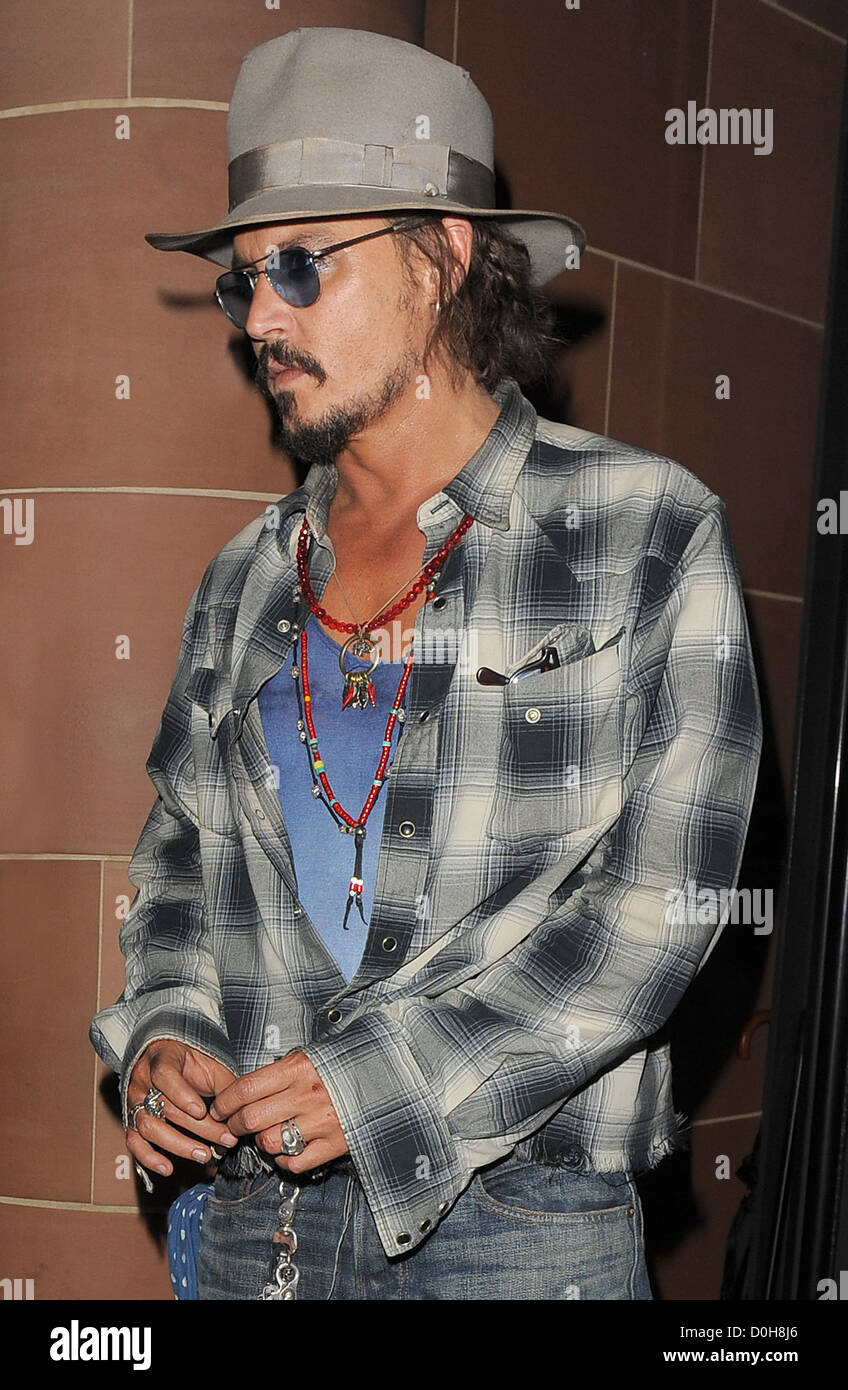Johnny Depp, indossando fedora cappello e occhiali da sole, lasciando "C" di  Londra ristorante. Depp è stato sporting alcuni tagli sul suo volto, e Foto  stock - Alamy