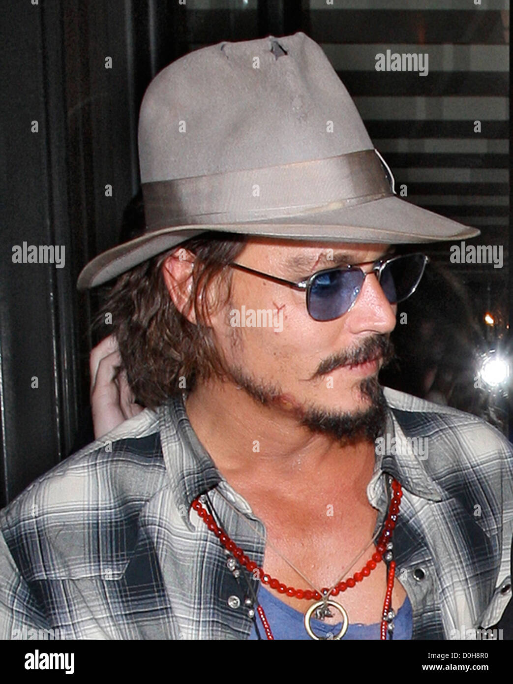 Johnny Depp che sembra essere ancora indossano il trucco di film di tagli e  lividi lascia C London Ristorante indossando fedora hat e Foto stock - Alamy