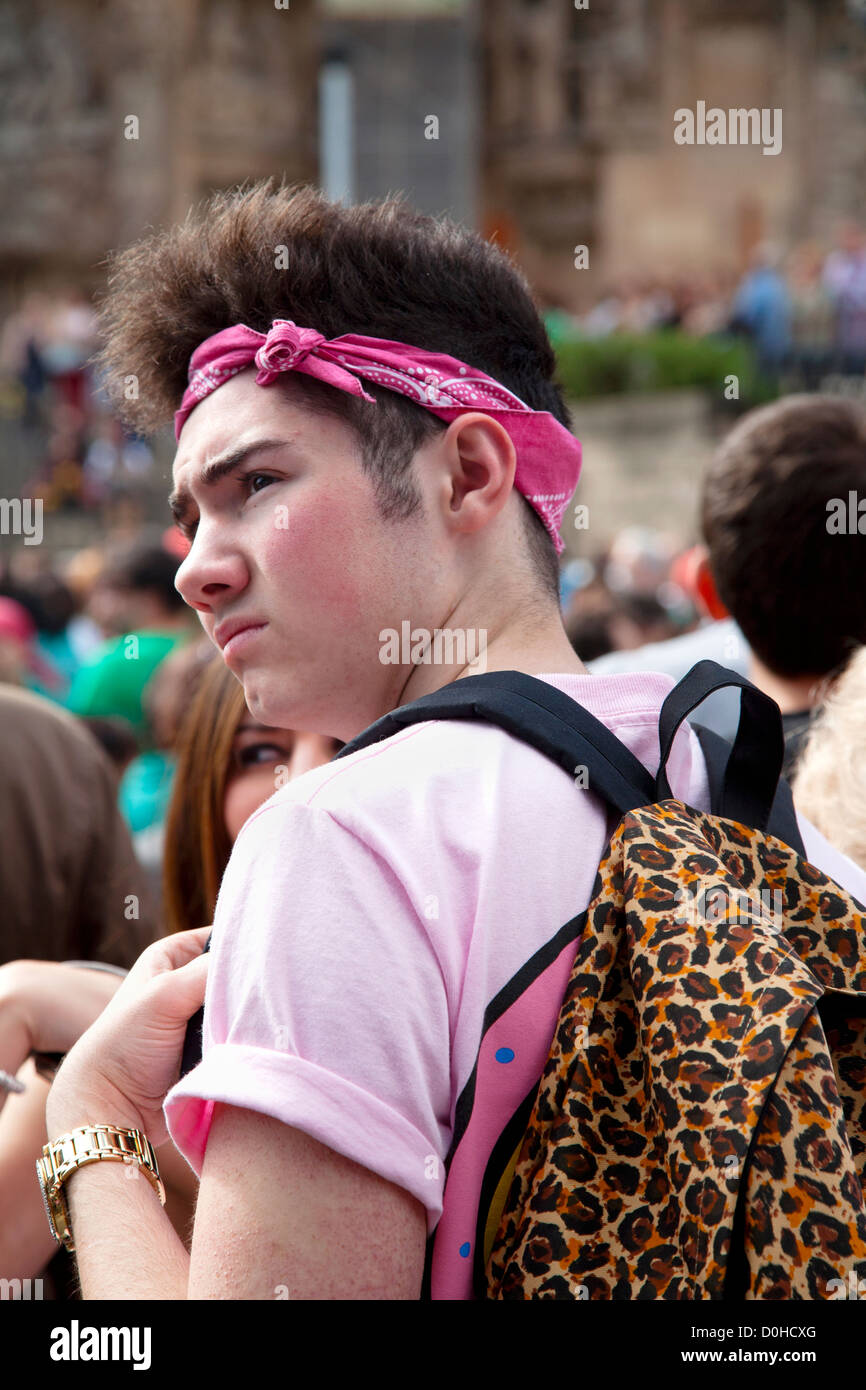 Giovane uomo con fascia rosa Foto Stock