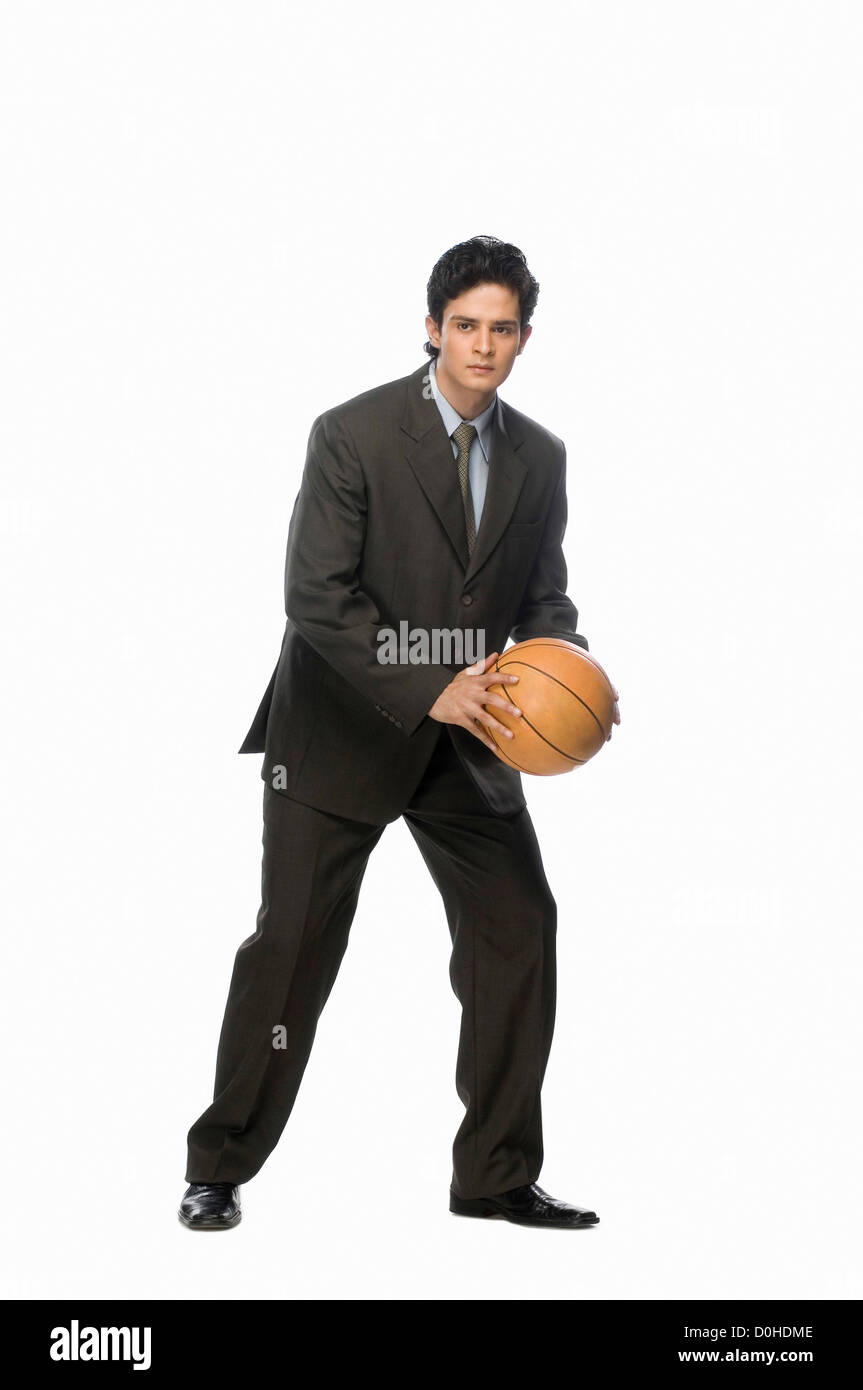 Imprenditore giocando a basket ball Foto Stock
