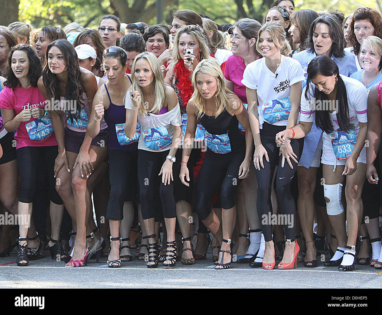 Miss USA Rachel Smith, Kristin Chenoweth, Kelly Ripa, AnnaLynn McCord acceso a vivere con Regis e Kelly tacco alto-A-Thon Foto Stock