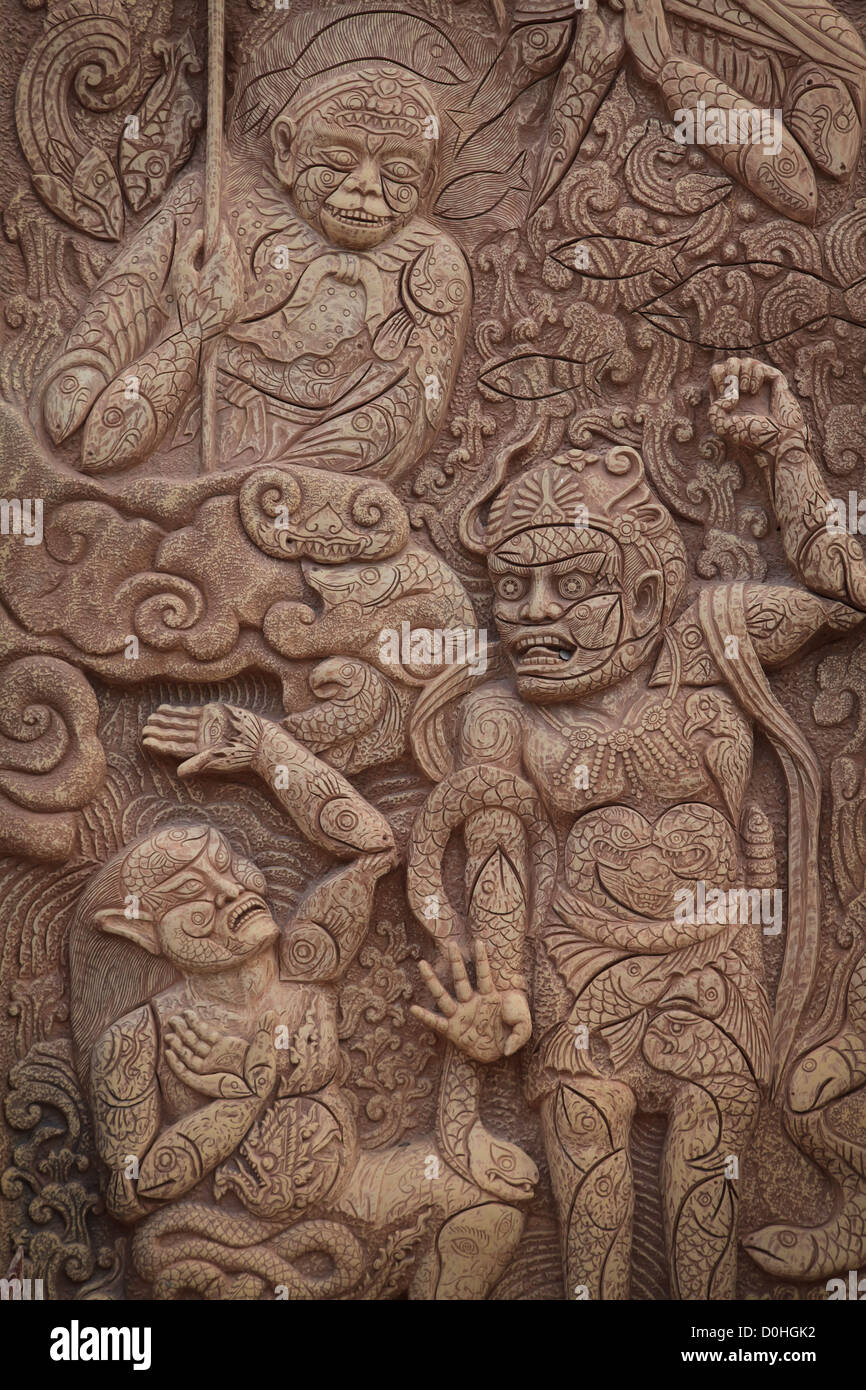 Carving tailandese sul muro di pietra a Wat figlio di Pha Kaew, Phetchabun provincia, Thailandia Foto Stock