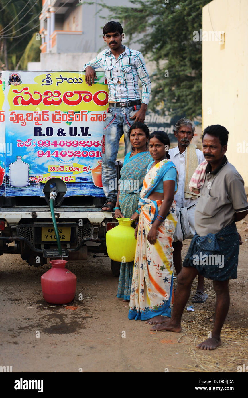 Gli abitanti di un villaggio indiano di acquistare l'acqua durante la penuria d acqua Andhra Pradesh in India del Sud Foto Stock