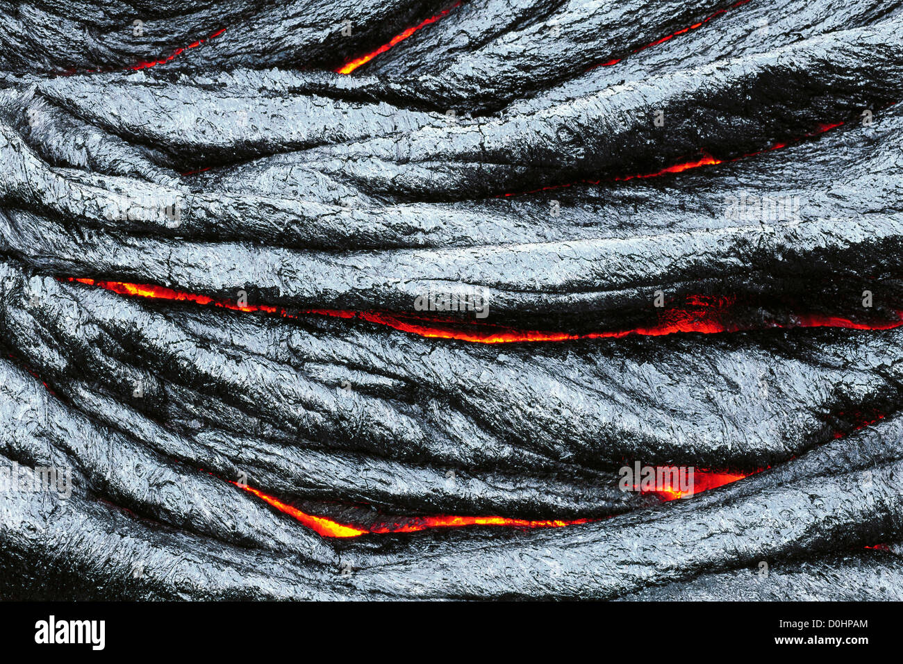 Rope-Like incandescente raffreddamento Pahoehoe ma ancora fuso sotto Foto Stock