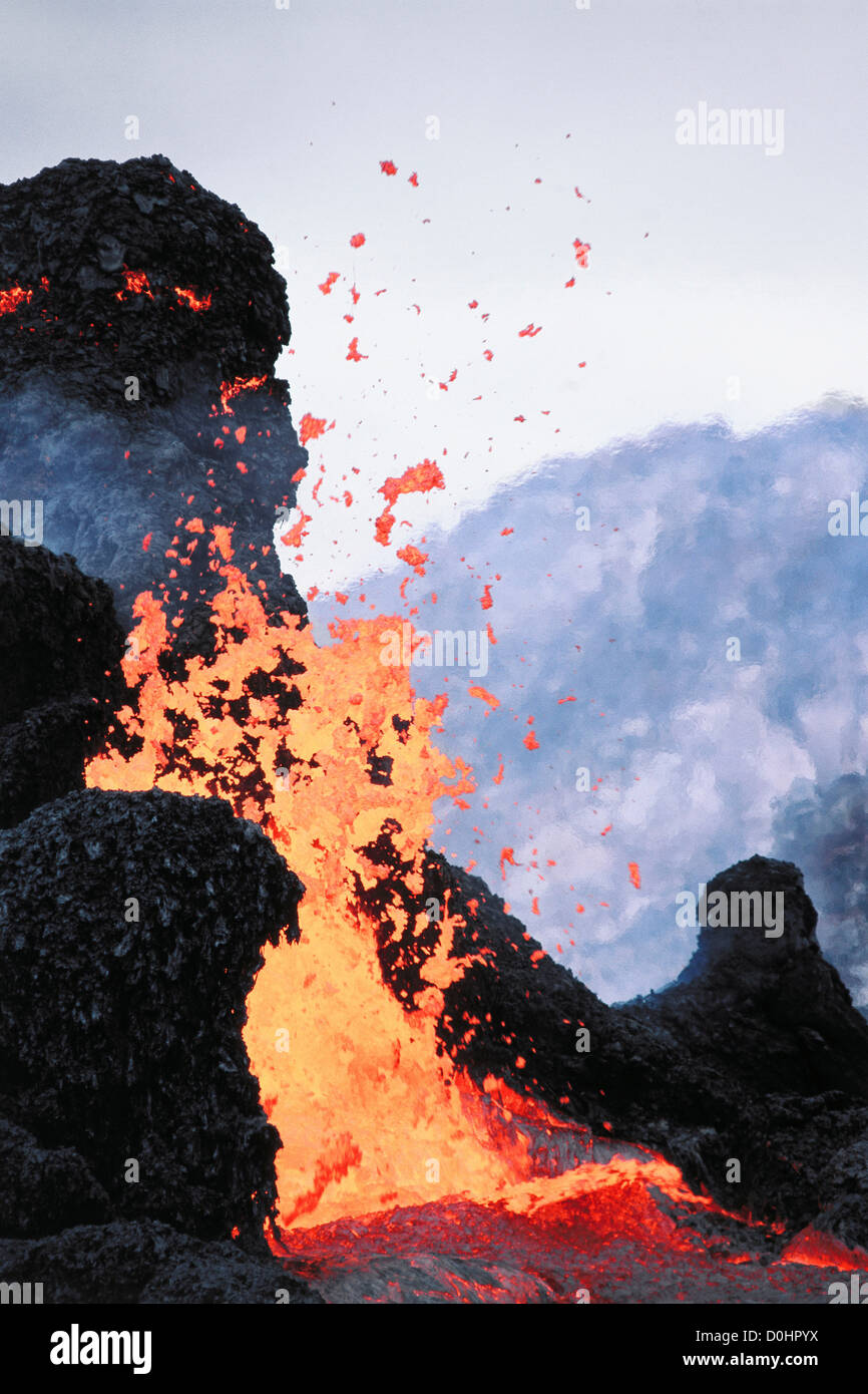 Eruzione di lava da Conetti eruttivi entro Pu'u'O'o sfiato Foto Stock