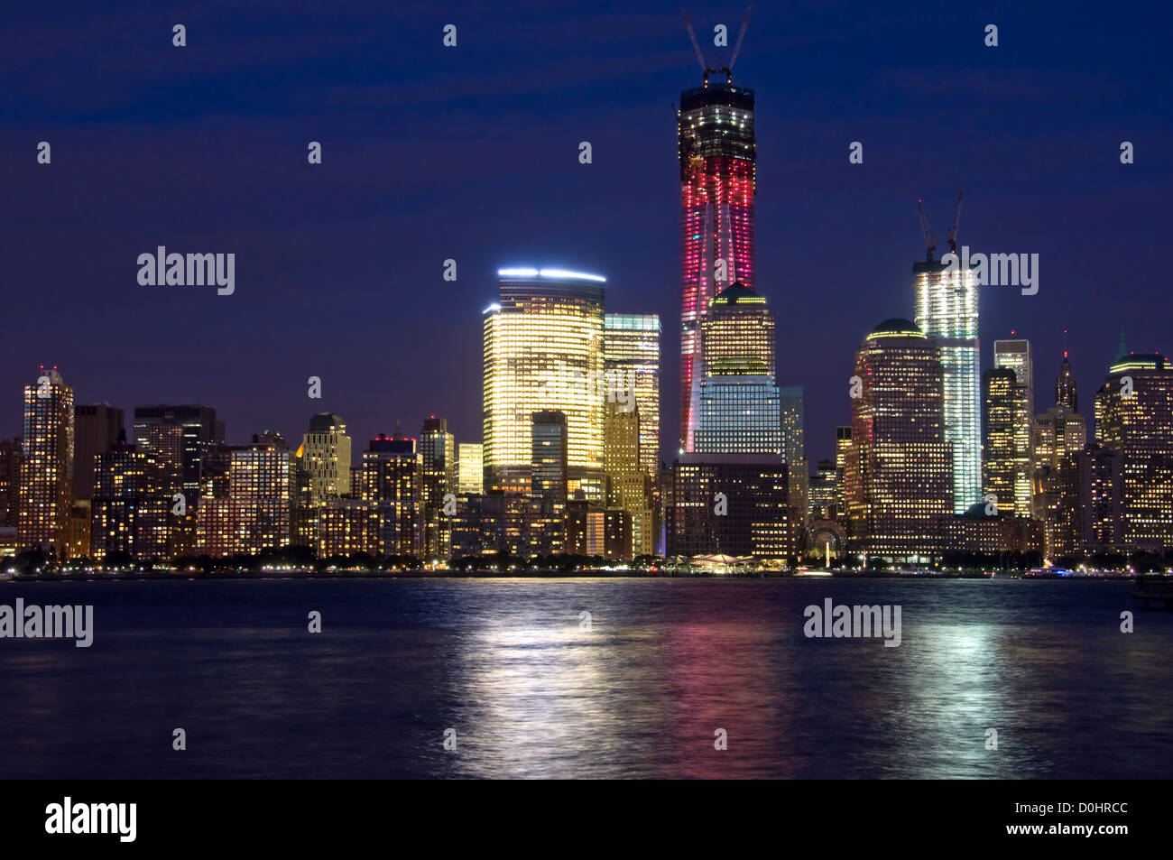 Downtown skyline di Manhattan con Freedom tower di notte, vista da Jersey City - New York City, Stati Uniti d'America Foto Stock
