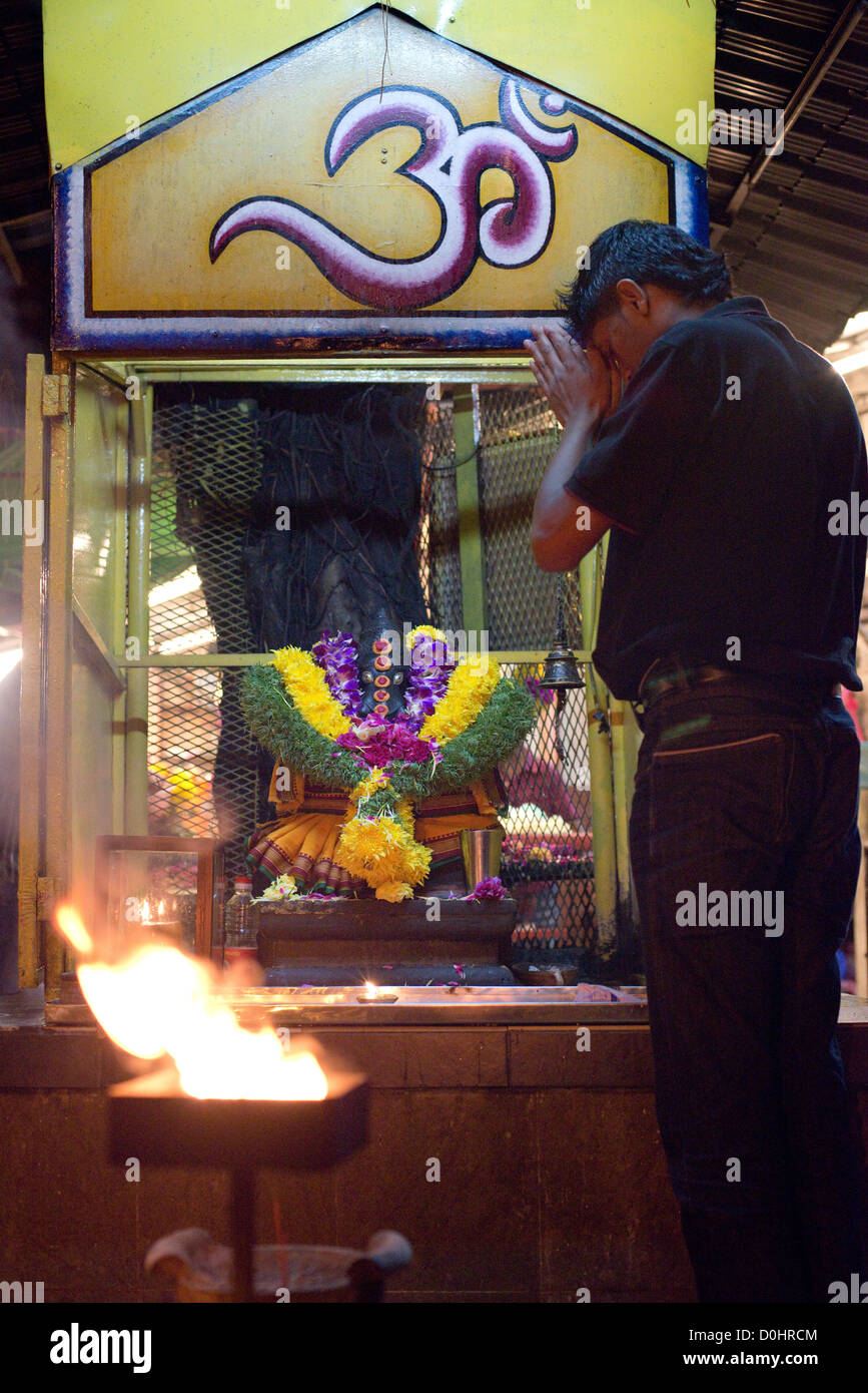 Un indù devoto prega a Ganesh Santuario in Little India, Penang, Malaysia Foto Stock