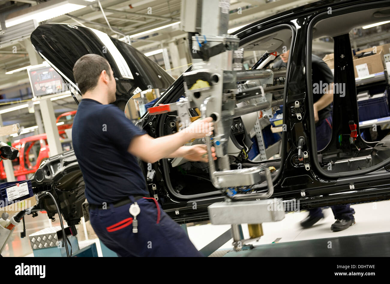 Auto operaio di fabbrica sul veicolo a motore linea di assemblaggio Foto Stock Auto operaio di fabbrica sul veicolo a motore linea di assemblaggio Foto Stock