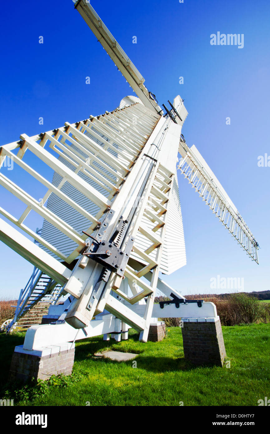 Il bianco weatherboard mulino a vento a Chillenden nel Kent. Foto Stock