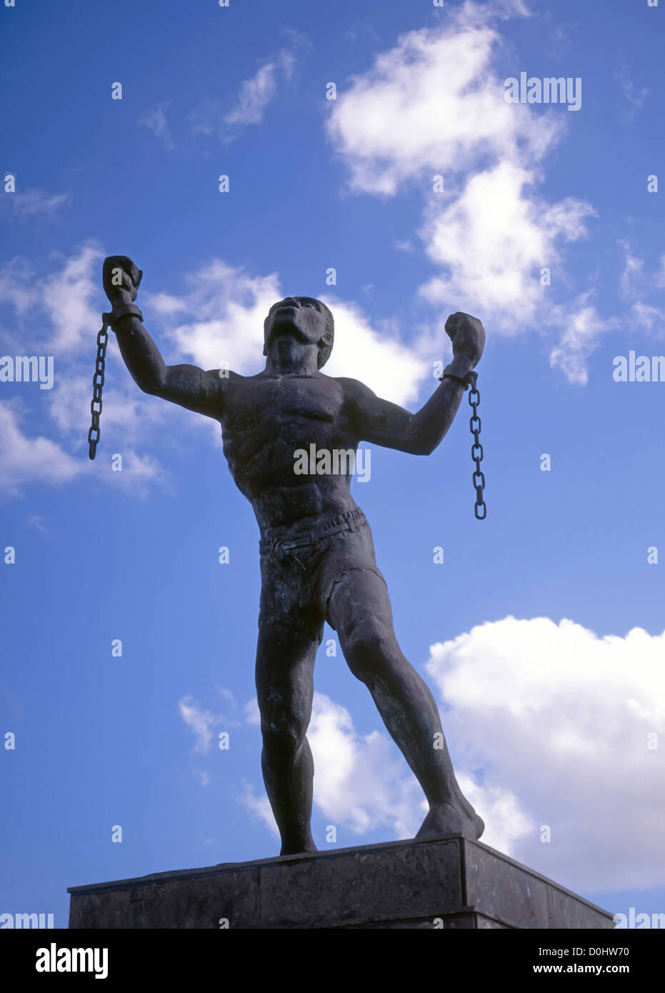 "Bussa statua' da delle Barbados scultore Karl Broodhagen simboleggiano il 'rottura delle catene " e di schiavitù emancipazione St Michael Barbados Caraibi Foto Stock