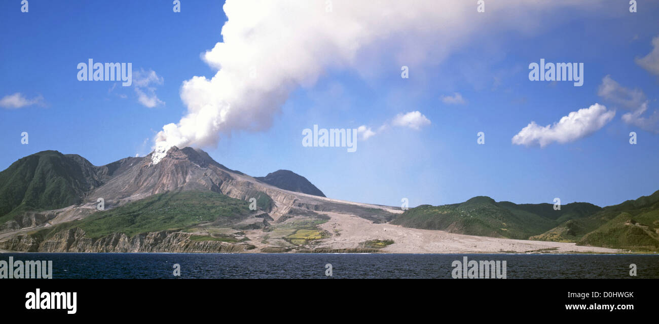 Il fumo del vulcano di Soufriere Hills sull isola caraibica di Montserrat eruzione dopo il disastro del 1997 con percorso di distruzione mediante flusso di lava in mare Foto Stock