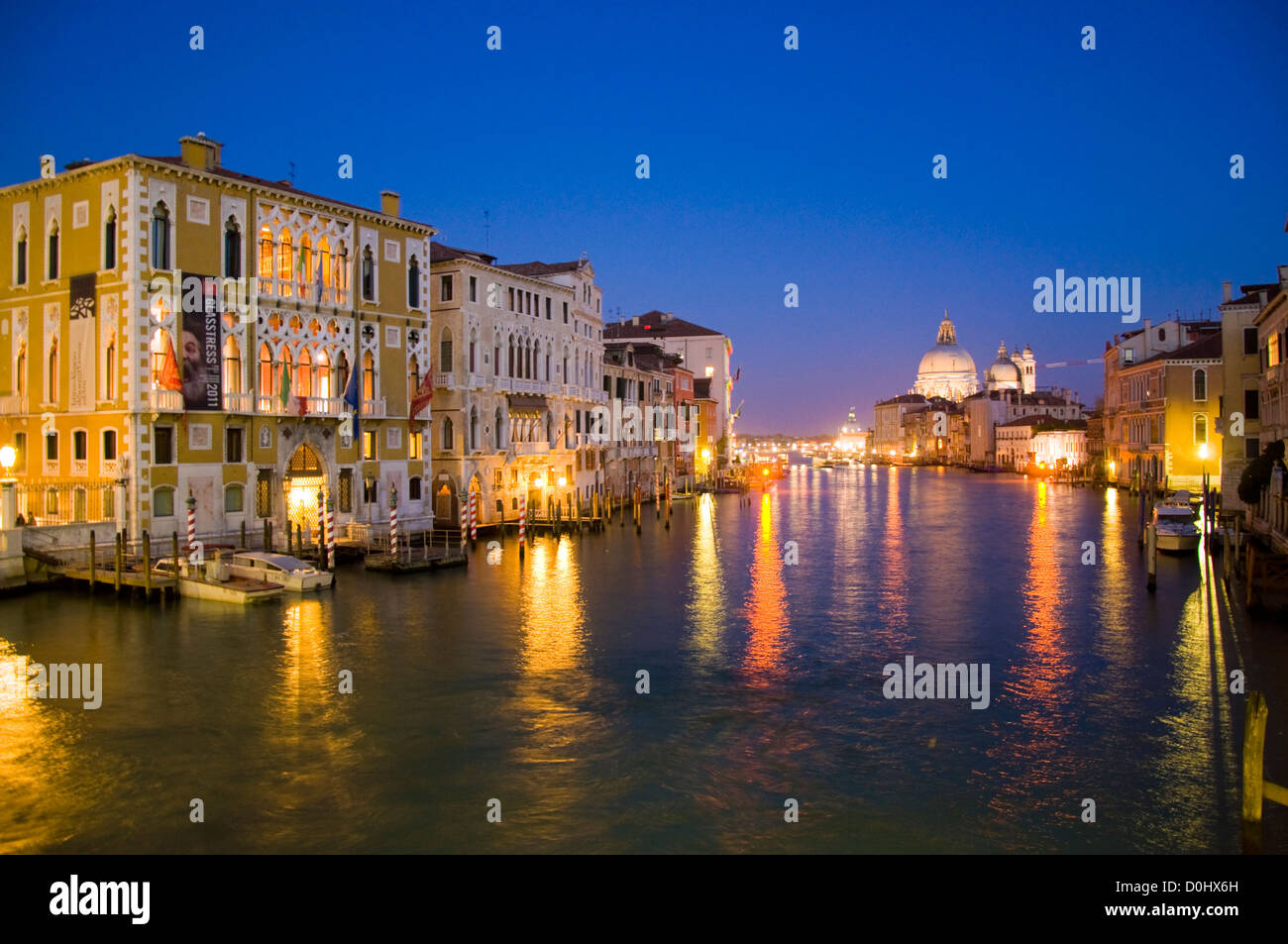 Venezia di notte con il Palazzo Cavalli Franchetti sulla sinistra sul Canal Grande Foto Stock