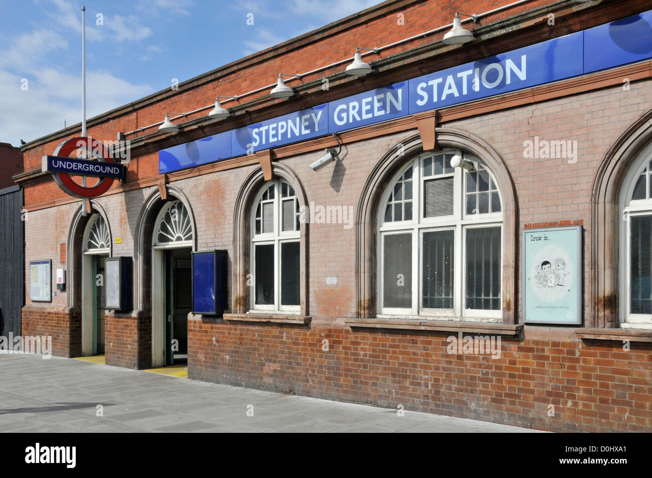 La stazione ferroviaria della metropolitana Stepney Green London segnala la facciata vittoriana e l'ingresso del marciapiede alla District Line in Mile End Road East London Inghilterra Regno Unito Foto Stock
