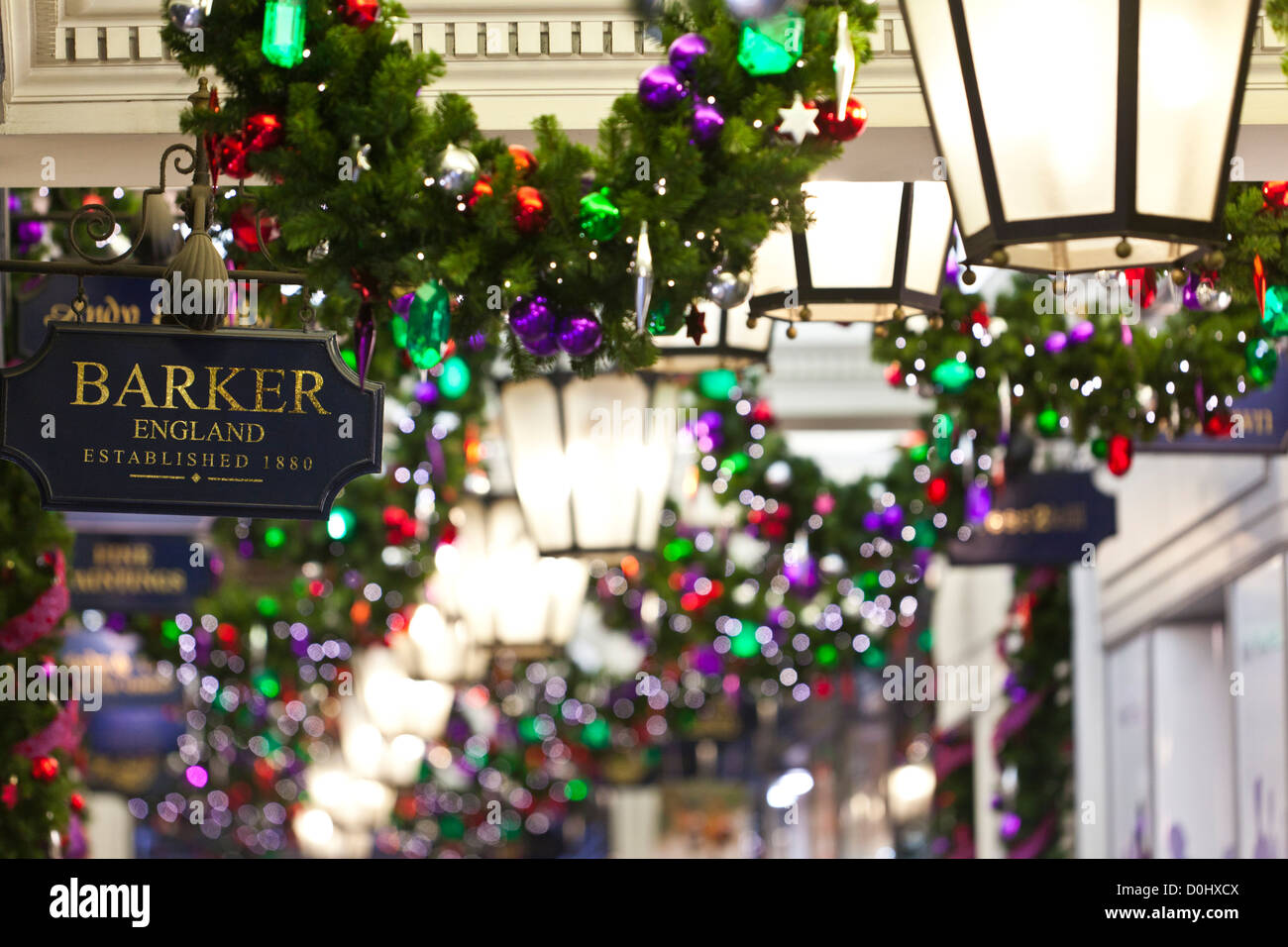 Le luci di Natale sul display in Princes Arcade di Piccadilly. Foto Stock