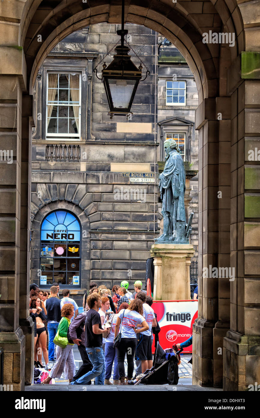 Il Royal Mile di Edimburgo, in Scozia con la statua di Adam Smith Foto Stock