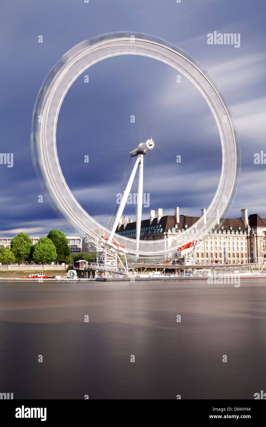 Una vista del London Eye sul terrapieno sud vicino a Waterloo. Foto Stock
