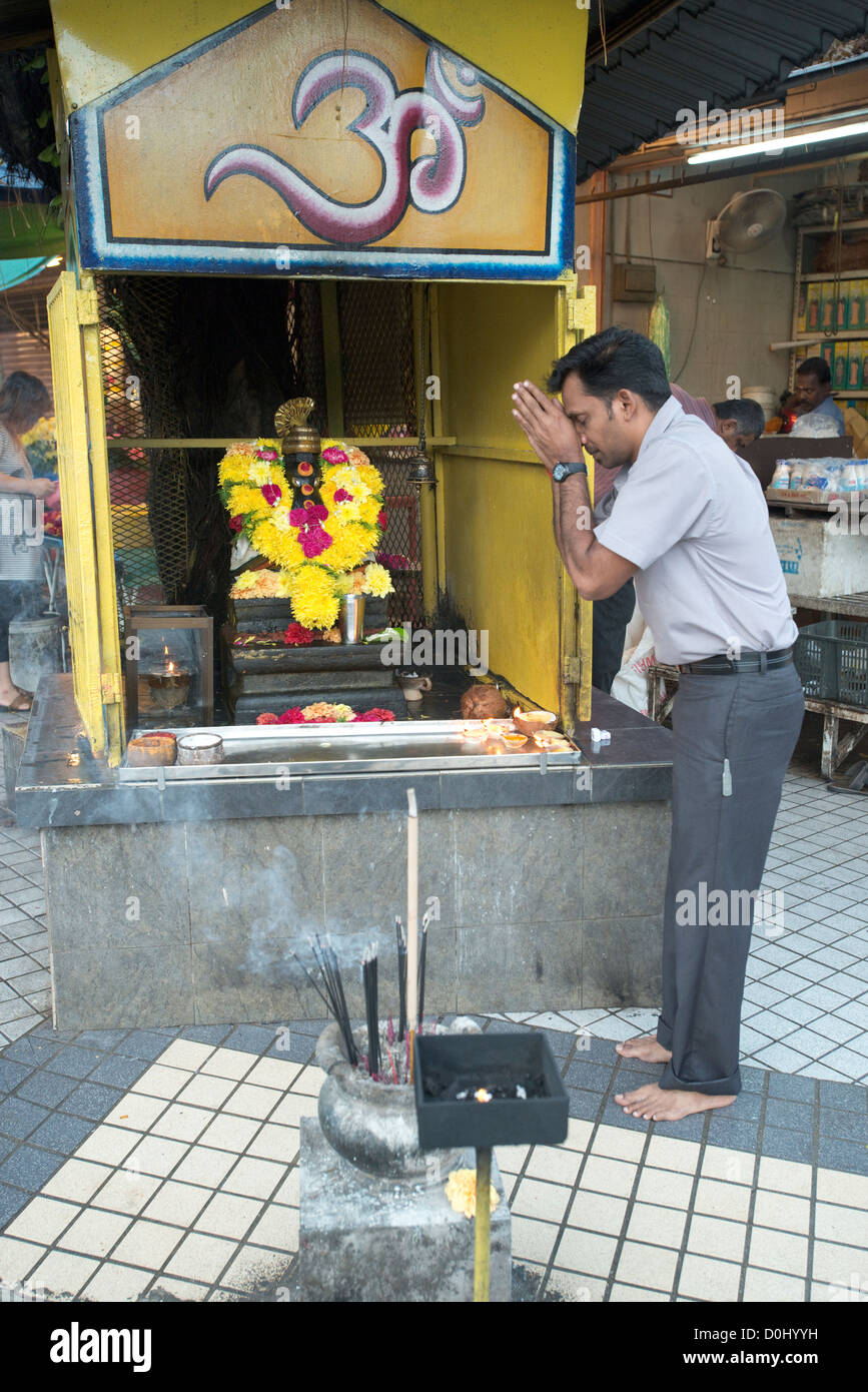 Un indù devoto prega a Ganesh Santuario in Little India, Penang, Malaysia Foto Stock