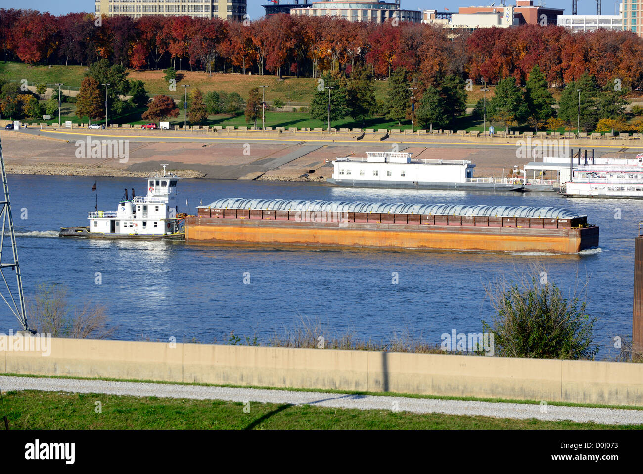 Chiatte in movimento lungo il fiume Mississippi presso il St. Louis MO Missouri Foto Stock