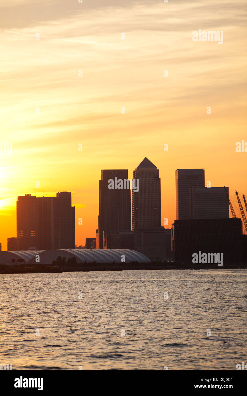 Una vista sul fiume Tamigi verso la città di Londra e la O2 Arena, Canary Wharf al tramonto. Foto Stock