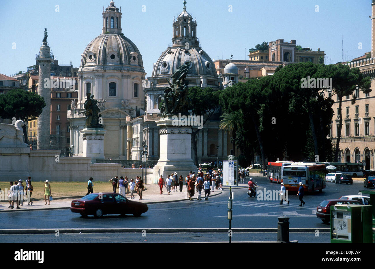 Strada romana con traffico,le persone e le cupole della chiesa in Italia Foto Stock