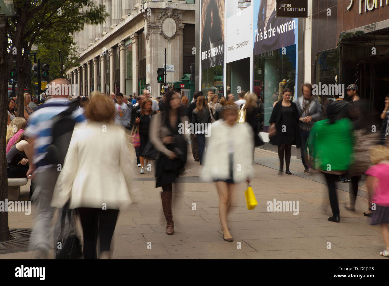 Una vista in direzione di Oxford Street con gli acquirenti in movimento lungo il percorso. Foto Stock