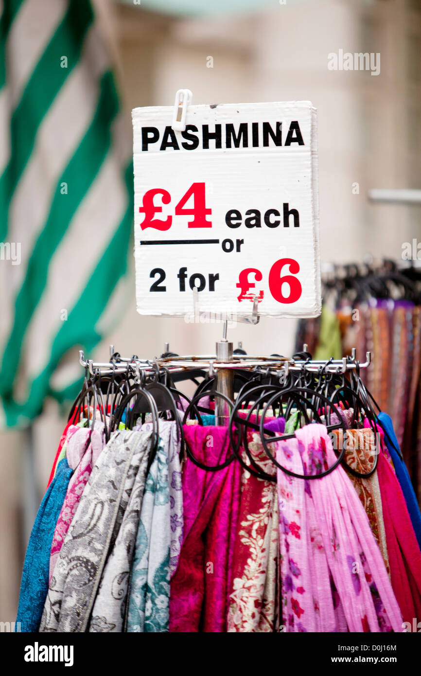 Pashminas in vendita da una bancarella di strada di Oxford Street. Foto Stock