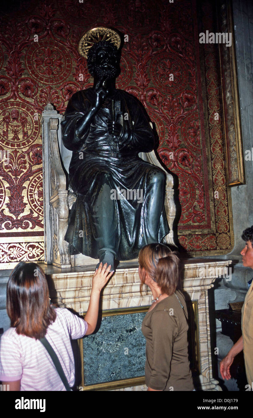 Toccando i piedi di San Pietro la Basilica di San Pietro Roma Italia Foto Stock