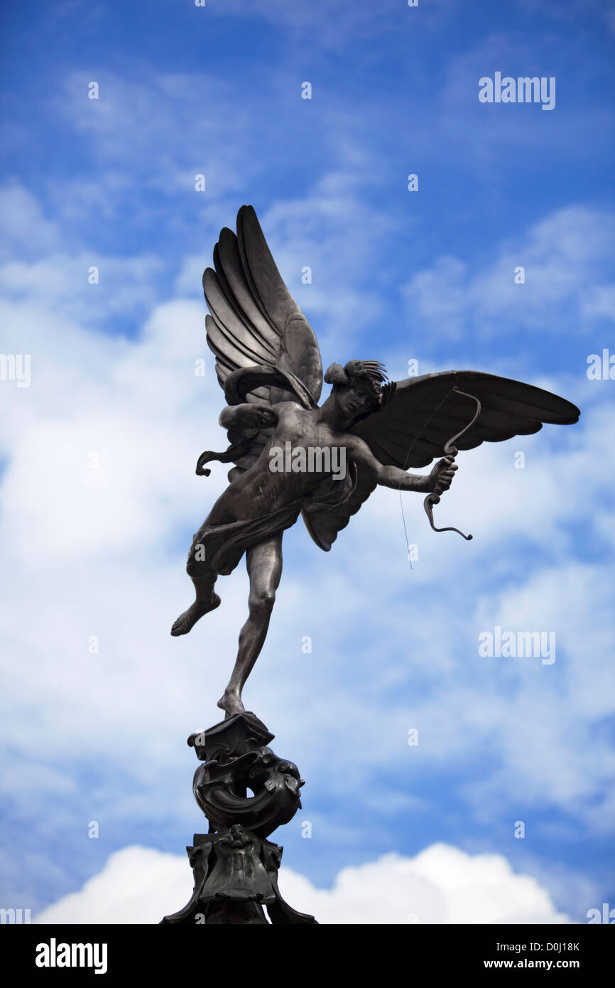 Una vista della statua di Anteros appollaiato sulla cima del Shaftesbury Memorial a Piccadilly Circus. Foto Stock