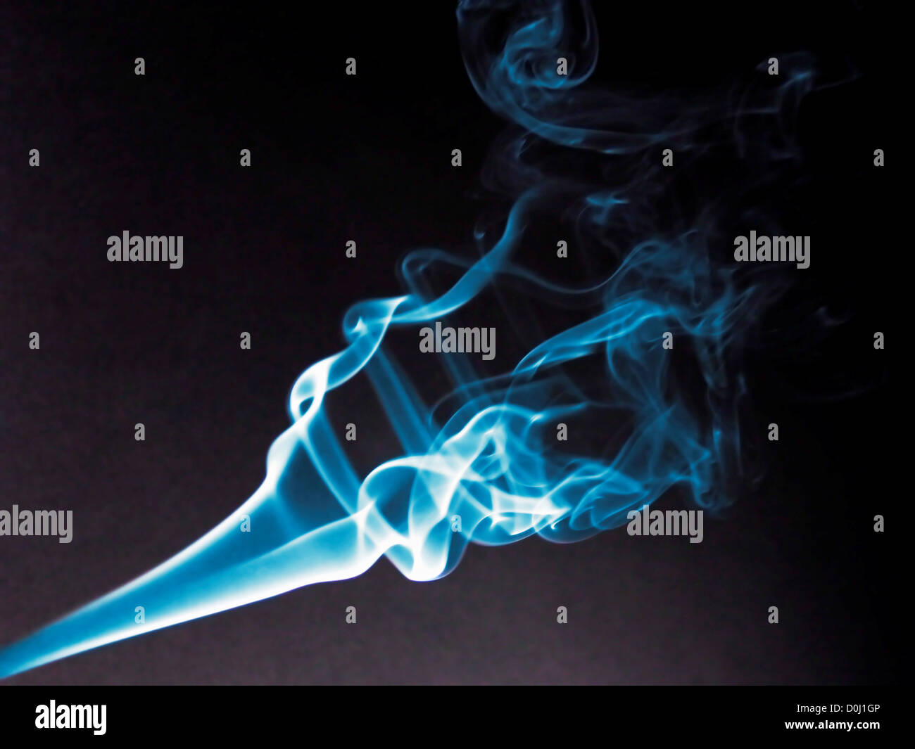 Fumo blu su sfondo nero Foto Stock