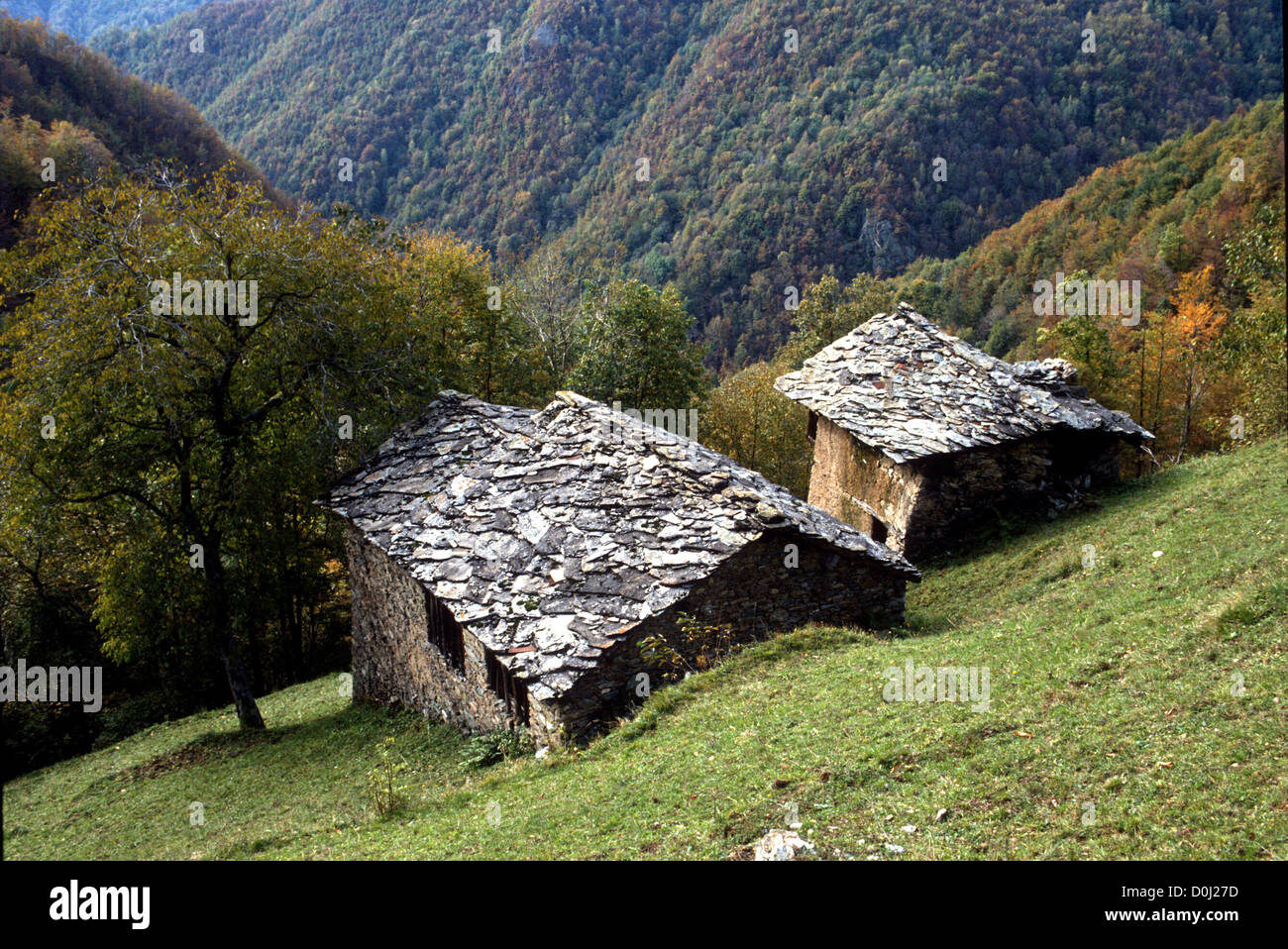 Caratteristica di pietra HOMESTEAD di montagna - Piemonte - Italia Foto Stock