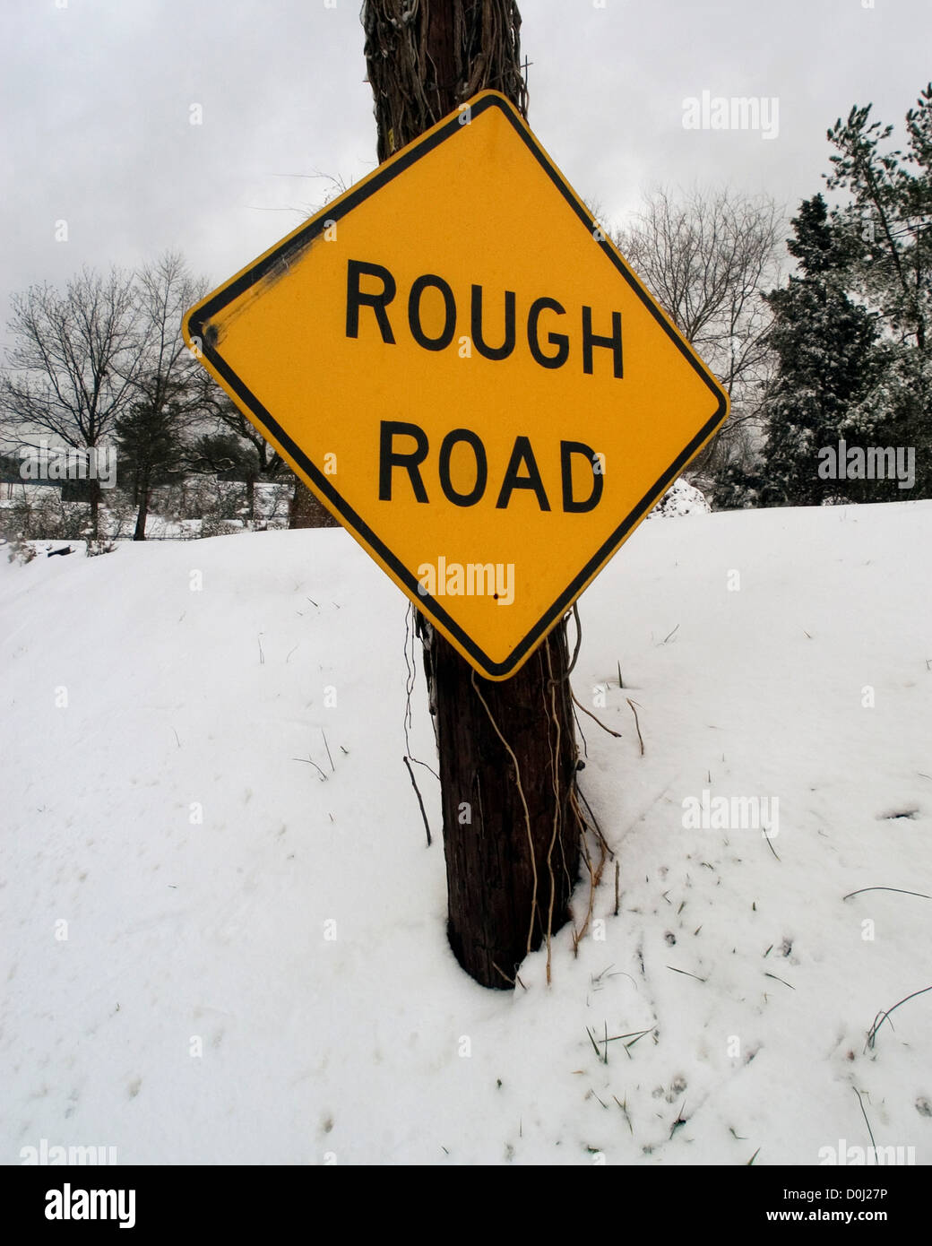 Strada sconnessa segno dopo una bufera di neve Foto Stock