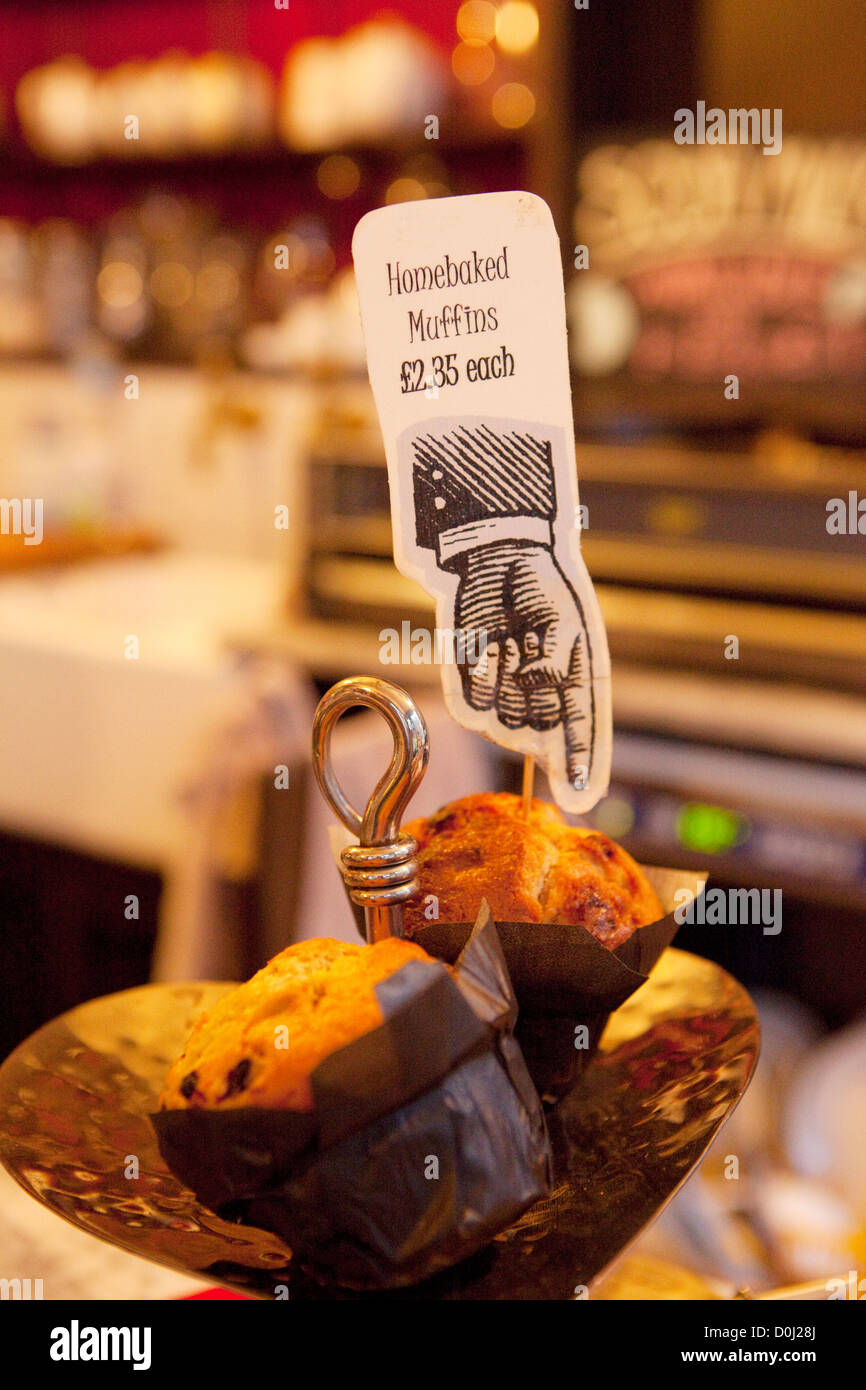 Inglese tradizionale con torte e salatini sul display al farmacista cafe di segale. Foto Stock