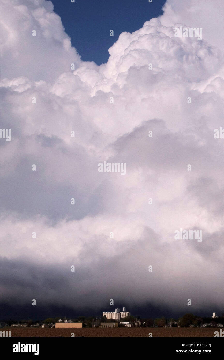 Tempesta violenta nuvole Tower in un piccolo paese agricolo Foto Stock