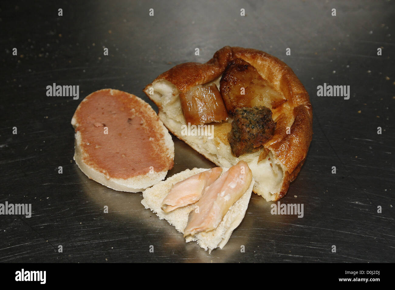 Chiudere l immagine di Yorkshire pudding riempito con salsiccia e ripieno Foto Stock